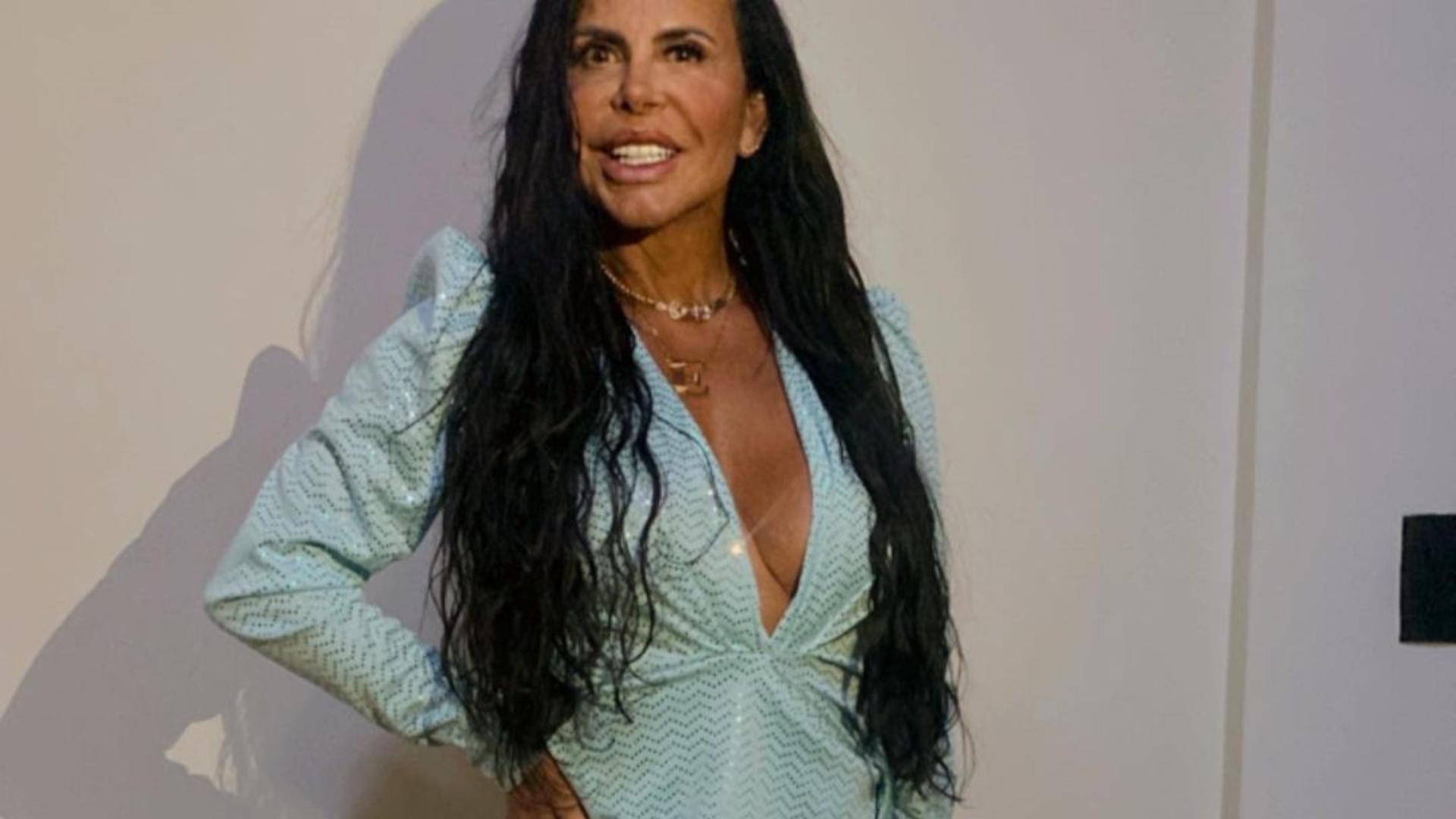 Gretchen posa de biquíni e web repara em detalhe inusitado: “É grande mesmo?”