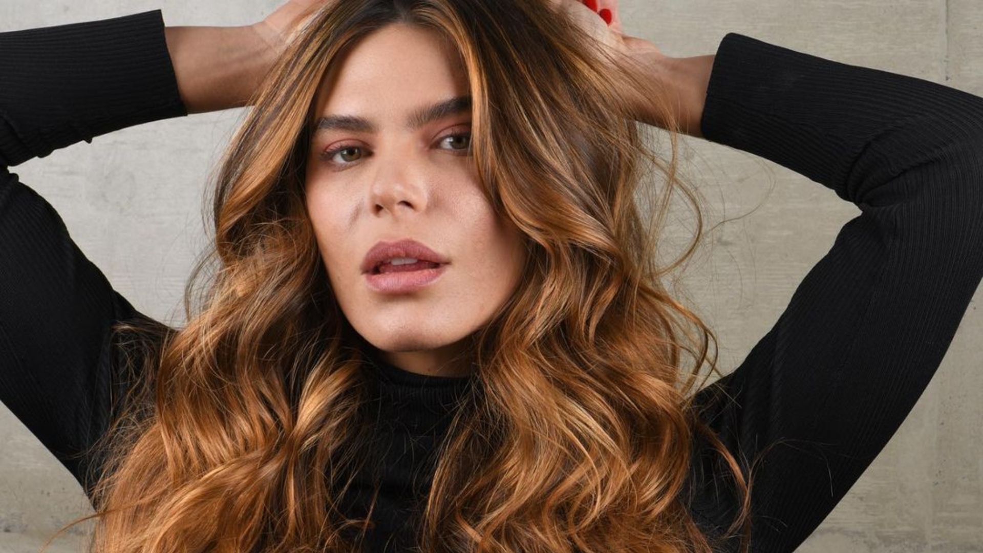 Mariana Goldfarb empina bumbum com biquíni pequenininho e faz provocação