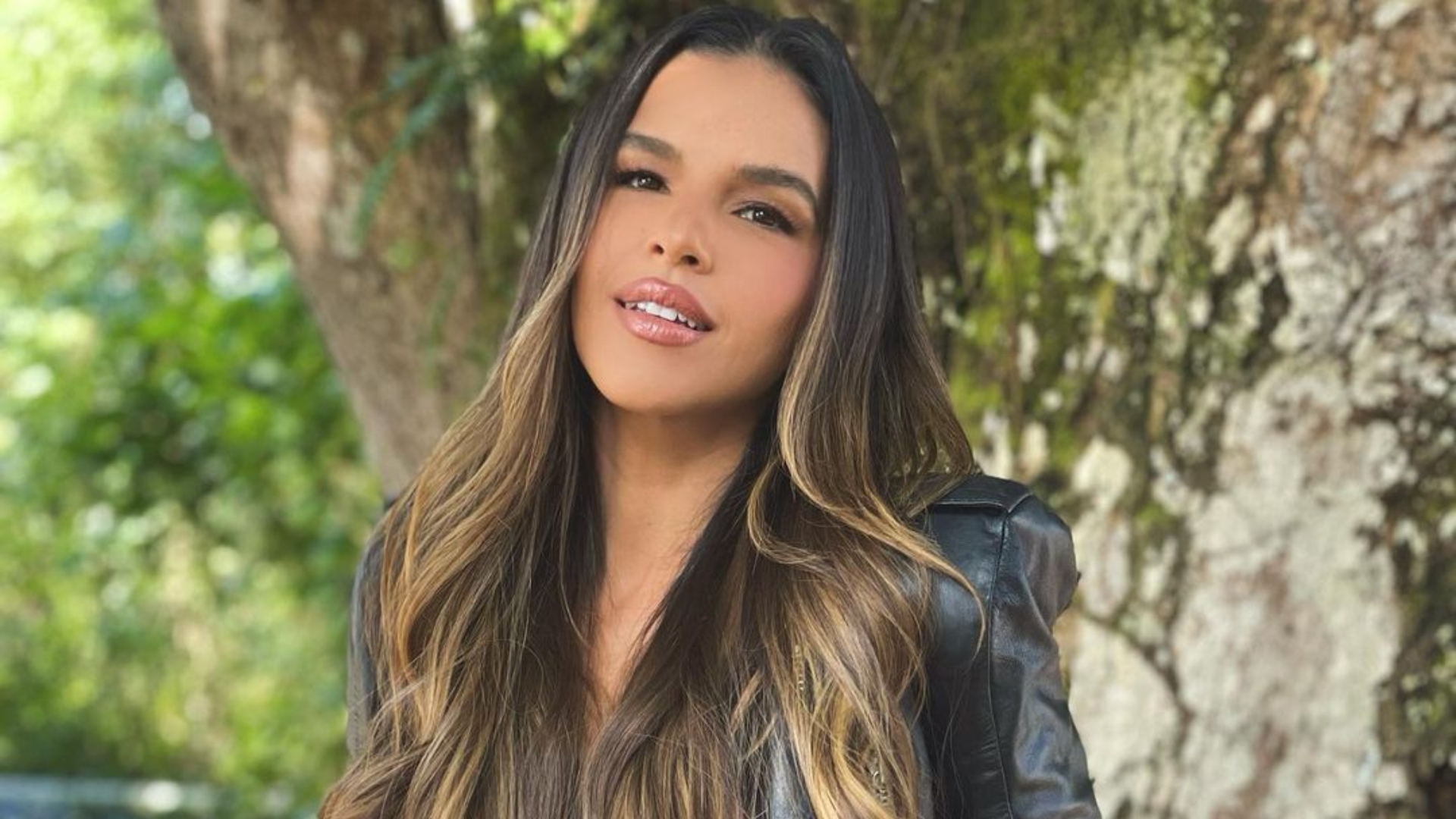 Mariana Rios faz topless para celebrar aniversário