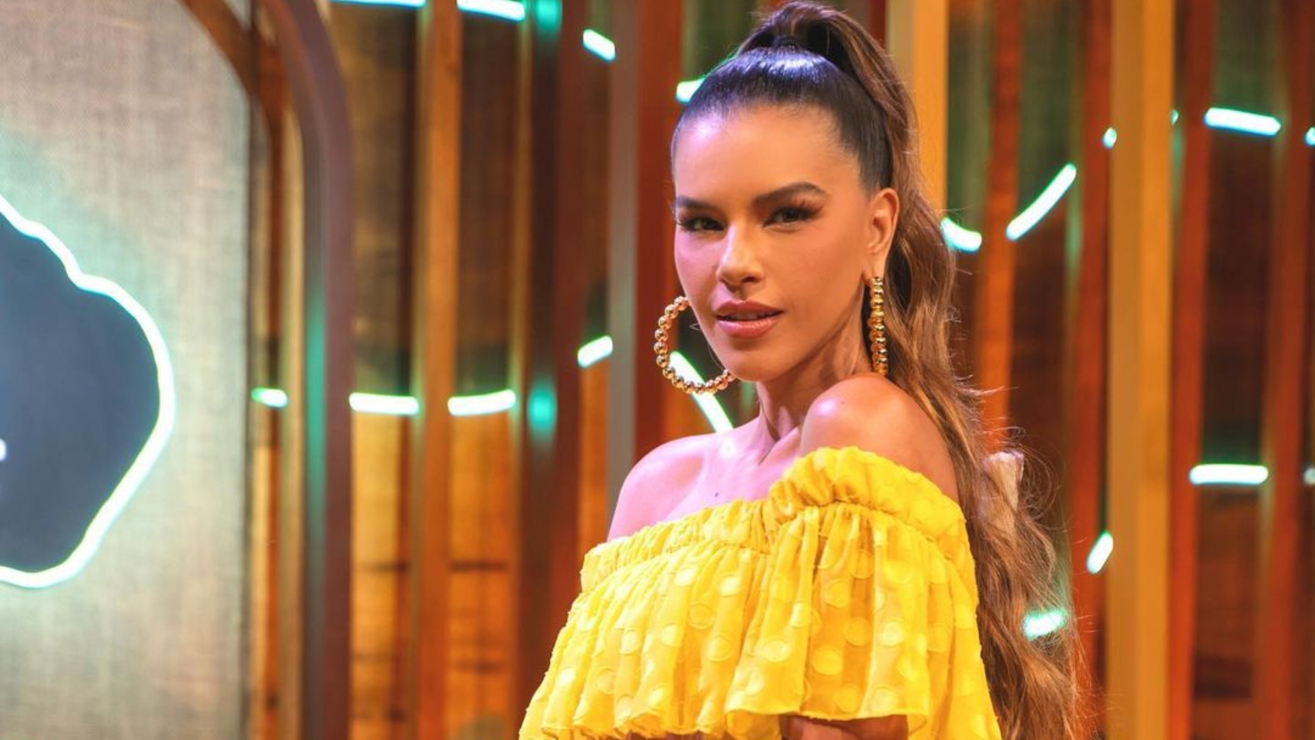 Mariana Rios ostenta bumbum empinado com modelito justíssimo