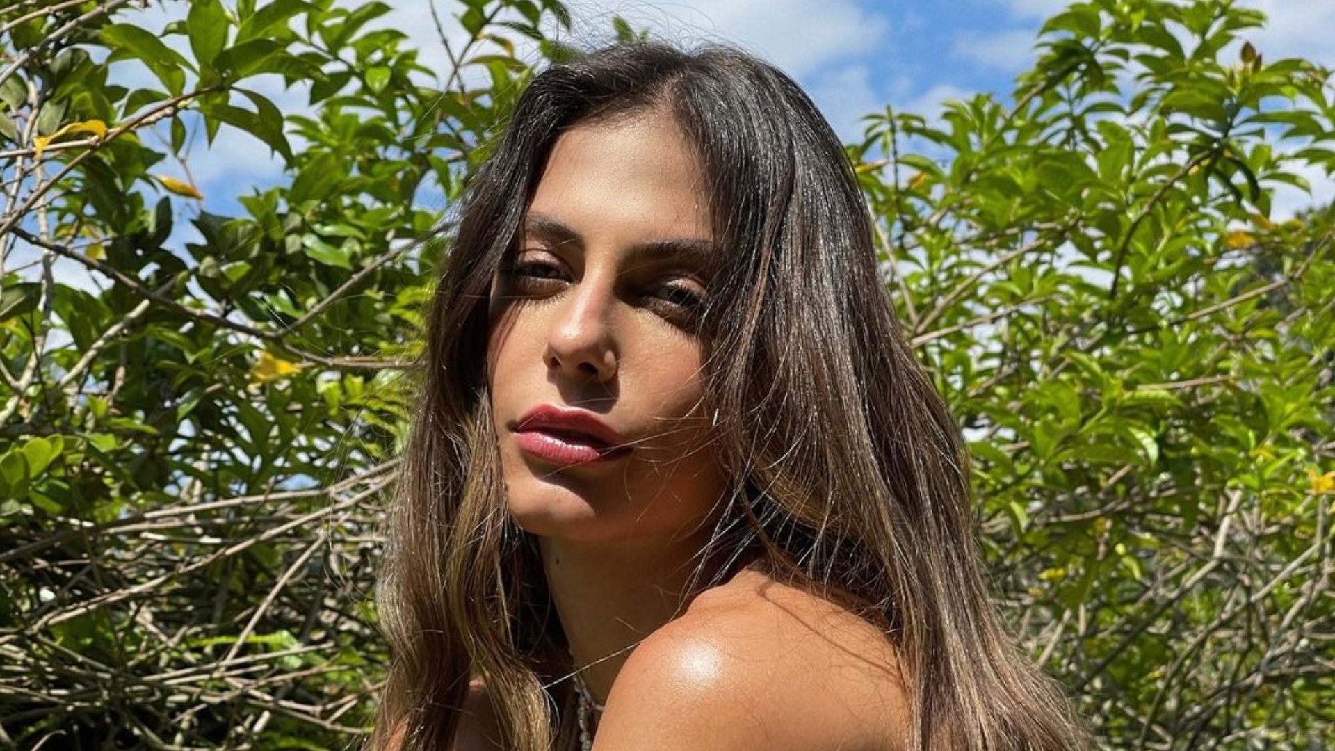 Mari Gonzalez ostenta curvas desenhadas com biquíni ousado