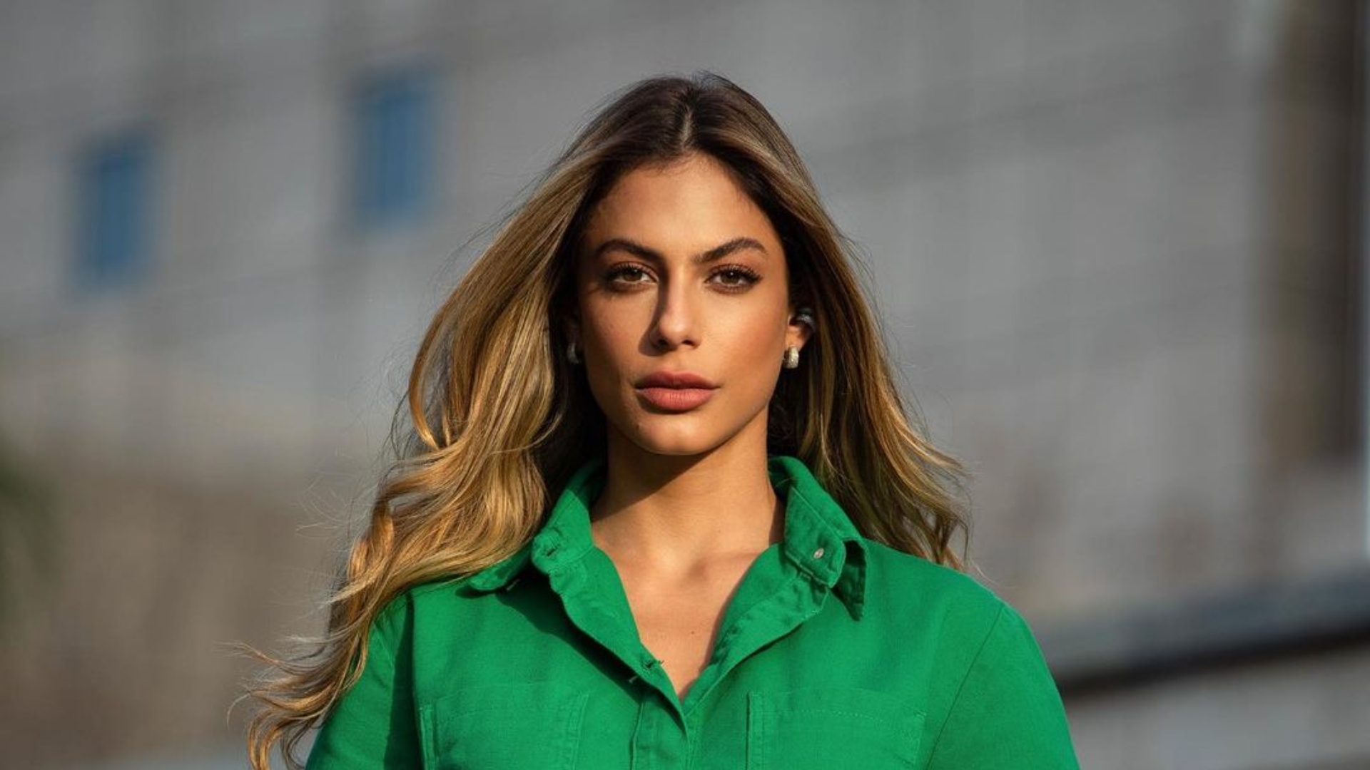 Ex-BBB Mari Gonzalez exibe bumbum empinado com biquíni pequenininho