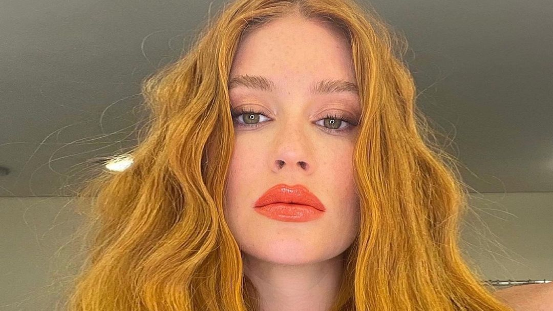 Marina Ruy Barbosa exibe bumbum empinado com biquíni verde