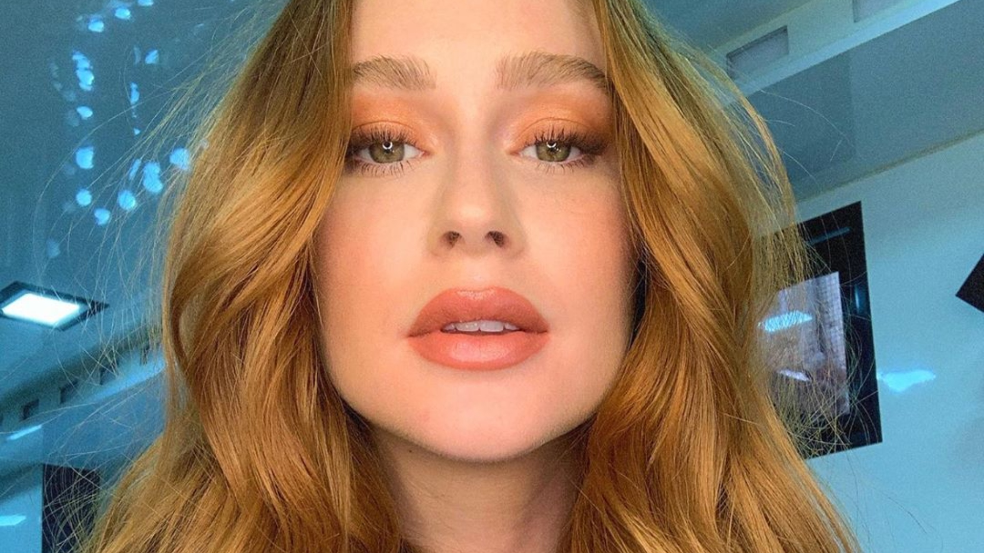 Marina Ruy Barbosa coloca pernas para jogo em local paradisíaco
