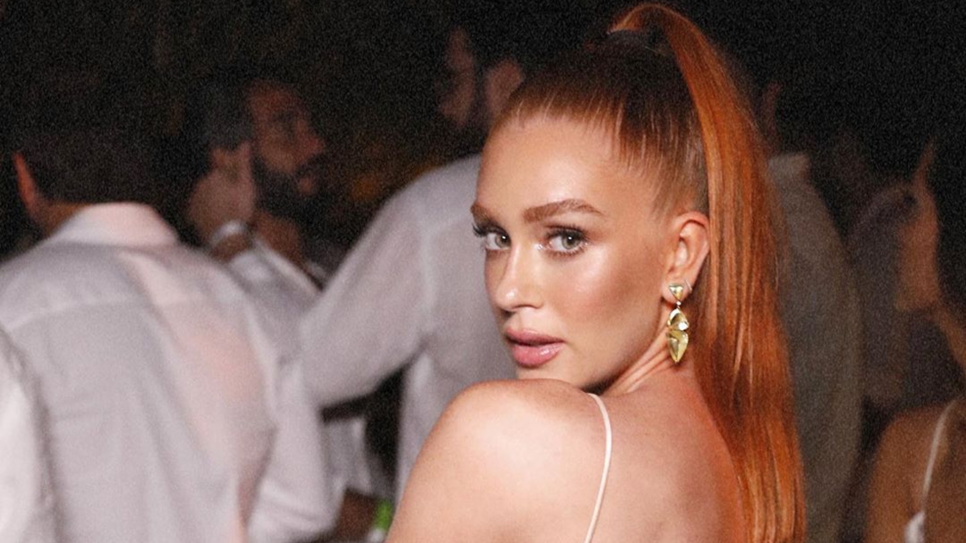Gente como a gente! Marina Ruy Barbosa abre caixa enorme de chocolate e brinca: “Dieta de férias”