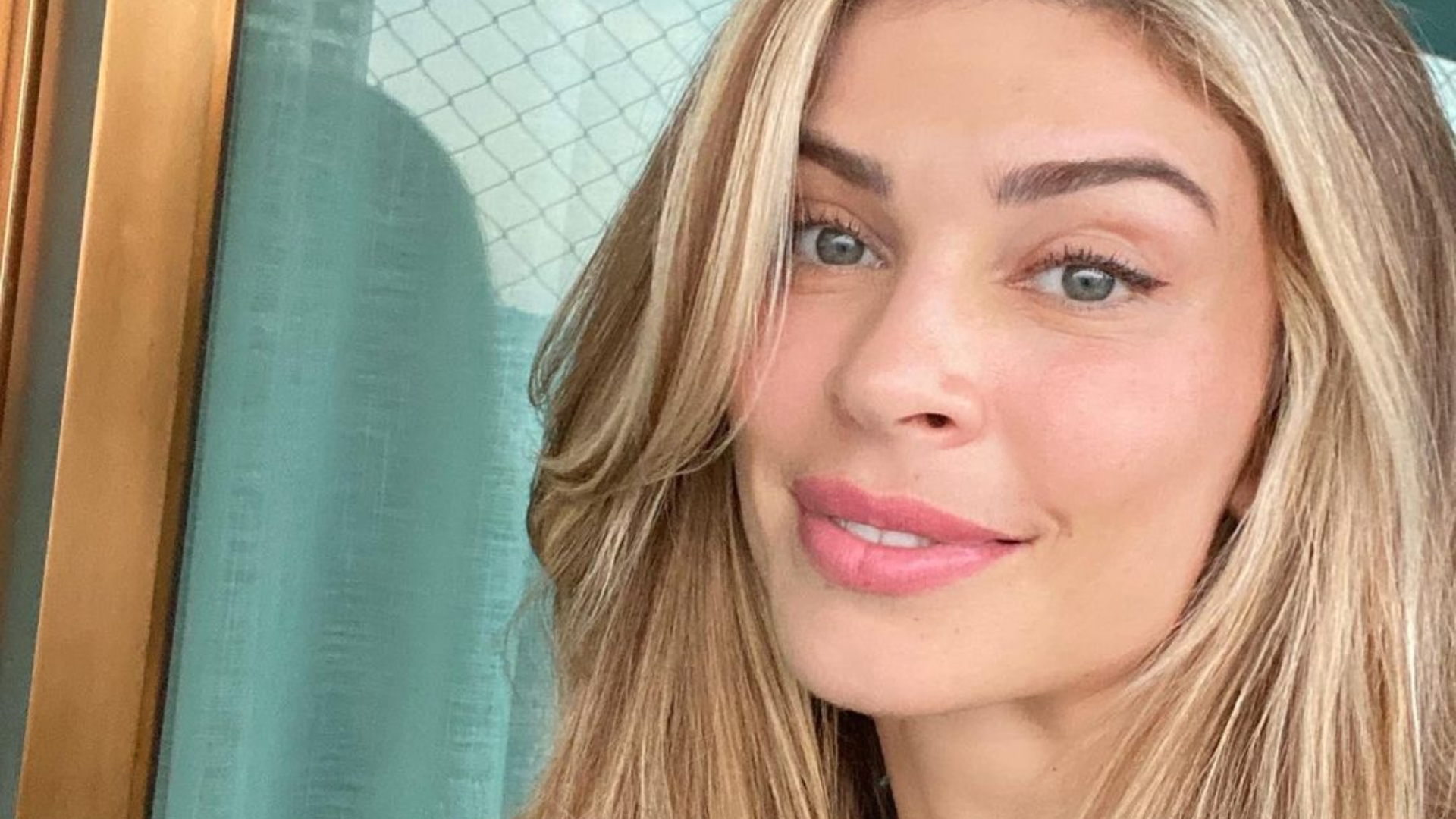 Dama de vermelho! Toda pautada na cor, Grazi Massafera usa bolsa avaliada em mais de R$ 11 mil