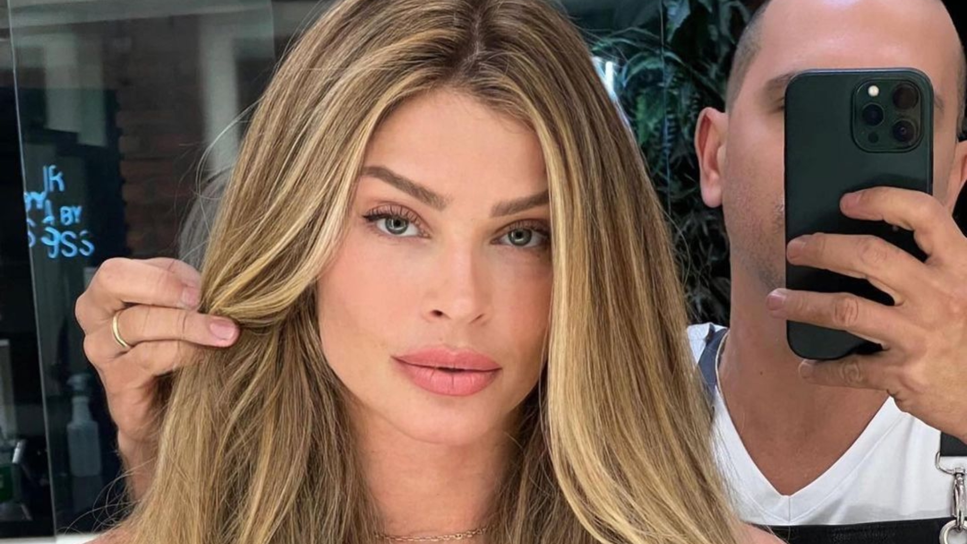Grazi Massafera deixa calcinha à mostra em look transparente