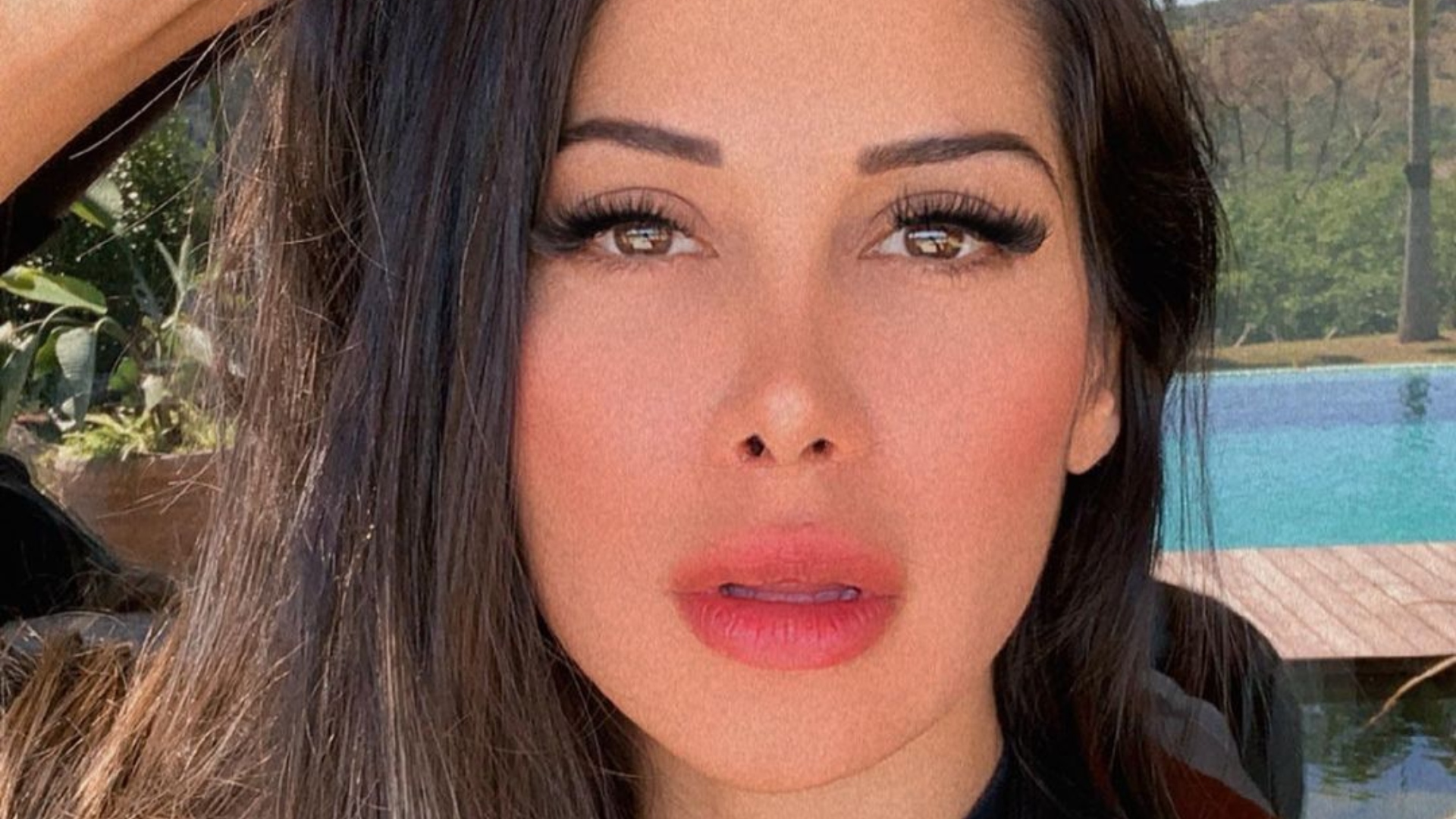 Mayra Cardi dispensa roupas para refletir sobre a liberdade de postar fotos nua: “Me curtindo assim”