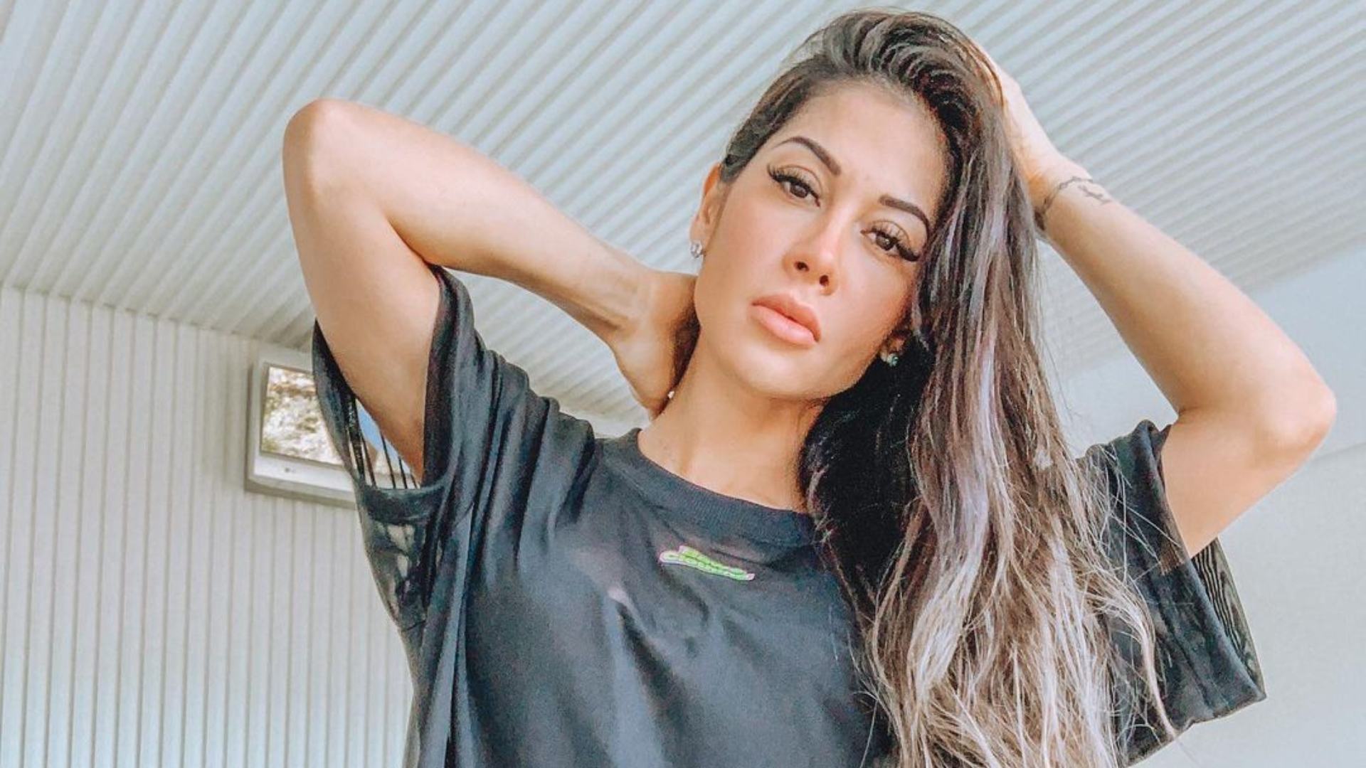 Dona de si! Mayra Cardi publica foto nua, recebe críticas e rebate: “Nasci pelada”