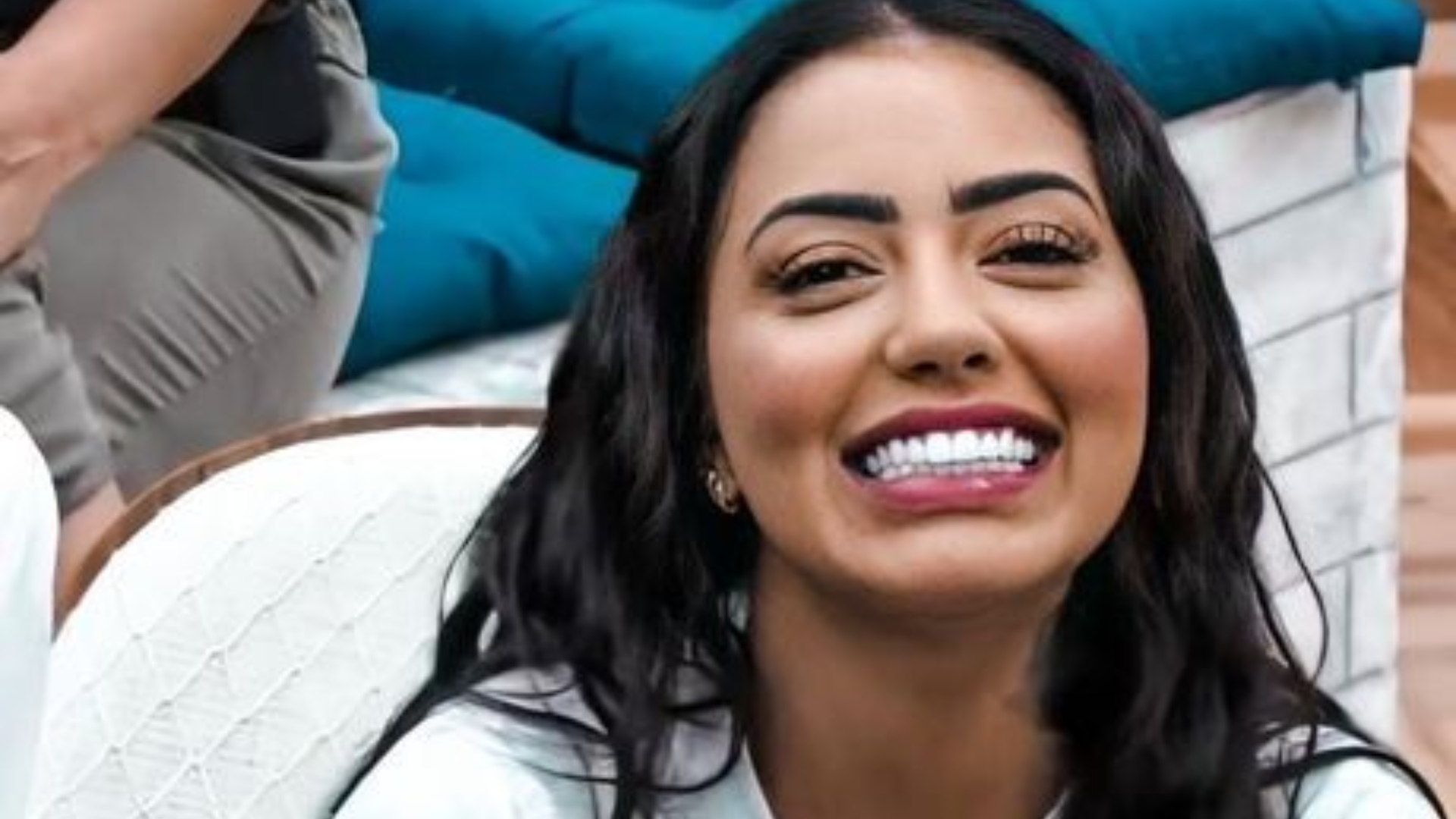 EITA! Mc Mirella tira a roupa, faz topless no trânsito e choca a web