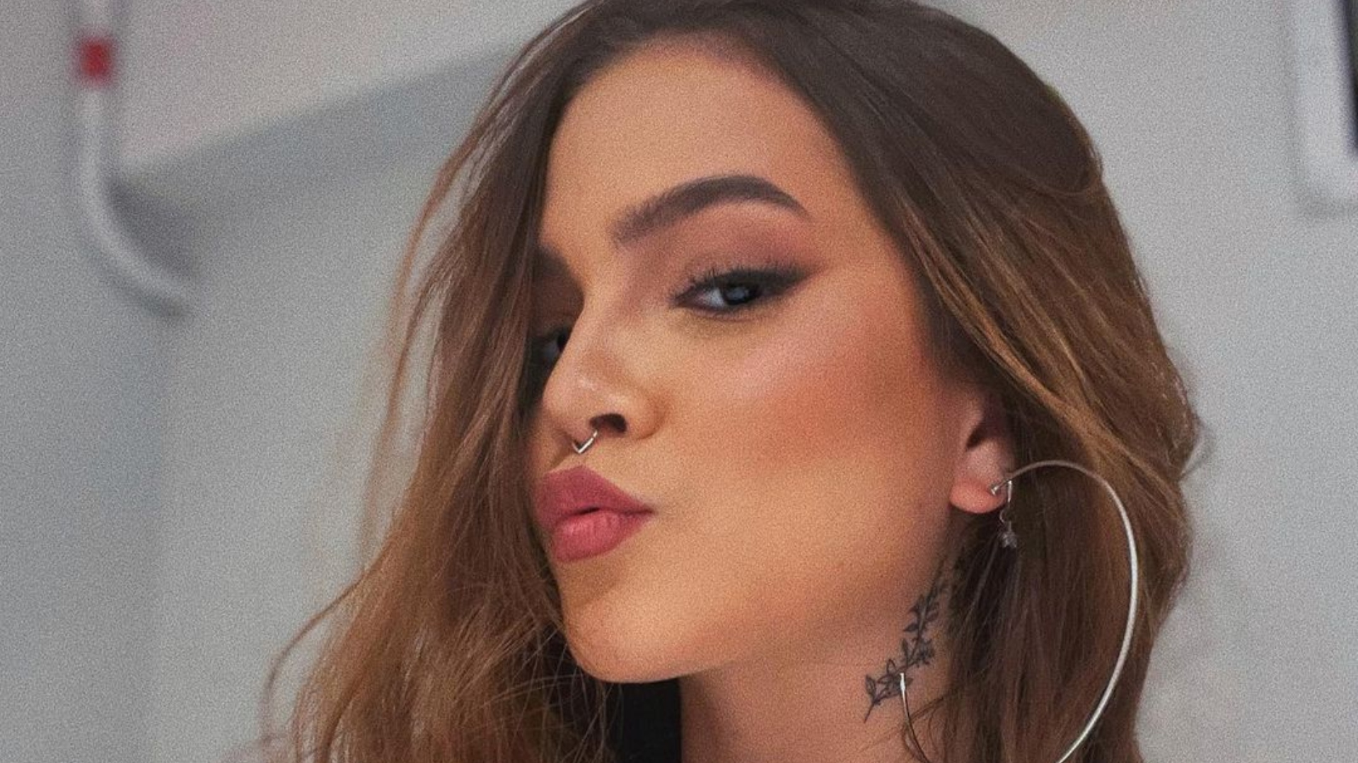 Com vestido coladíssimo, Mel Maia aposta em decote caprichado