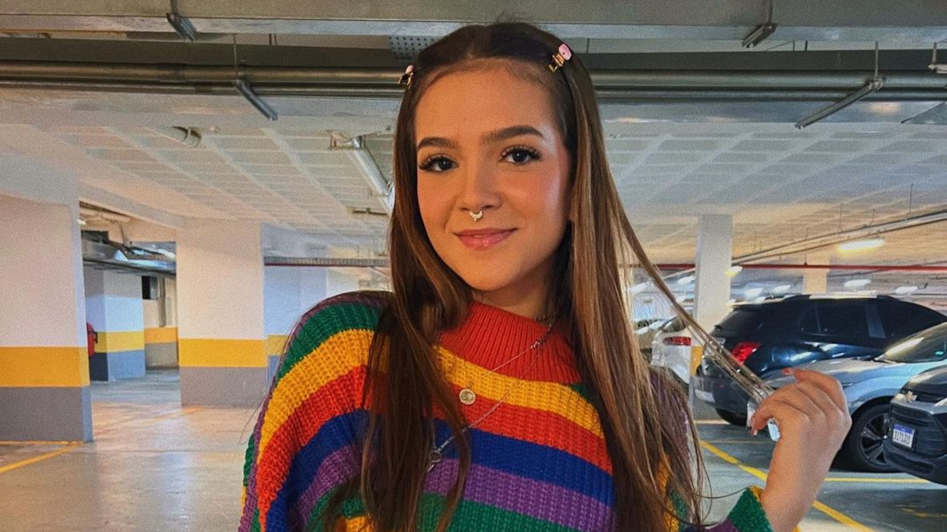 Mel Maia coloca curvas exuberantes para jogo com biquíni rosa