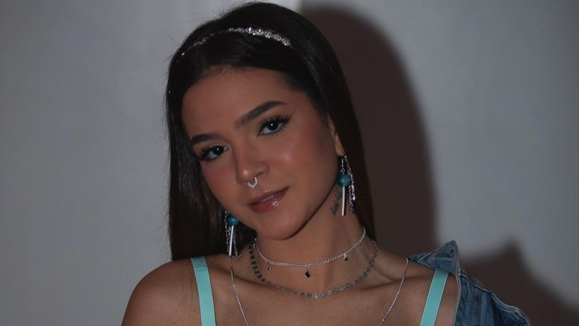 Mel Maia dá show de rebolado com biquíni minúsculo