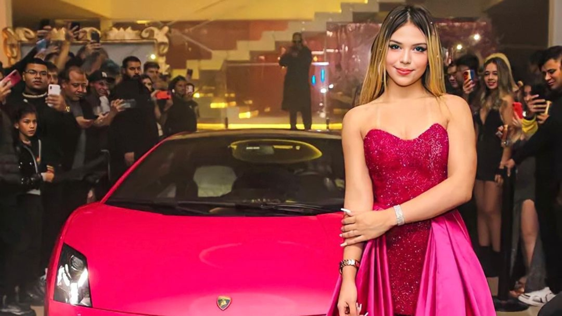 Melody se assunta com o preço da gasolina após abastecer seu carro milionário