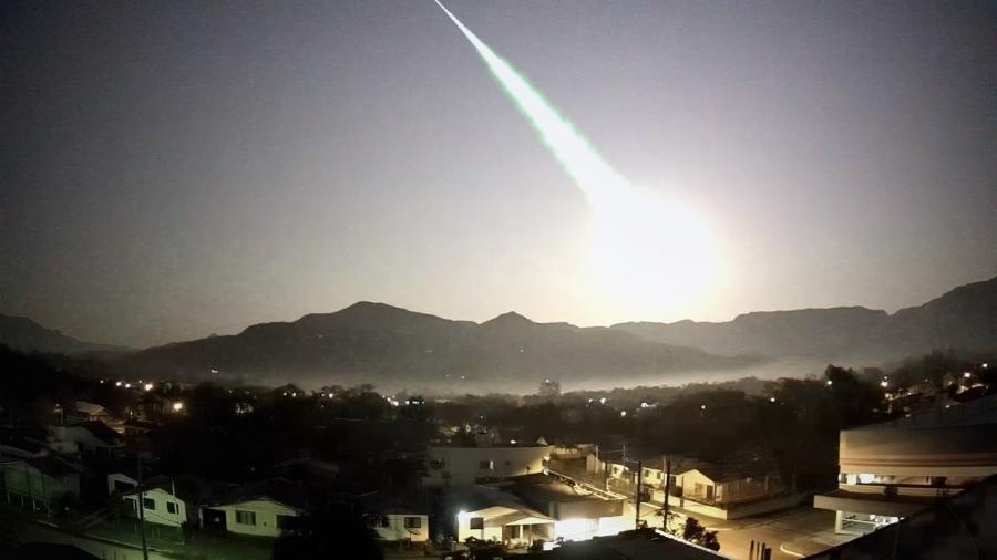 Meteoro de grande magnitude explode e faz clarão no céu do Rio Grande do Sul; Veja vídeo