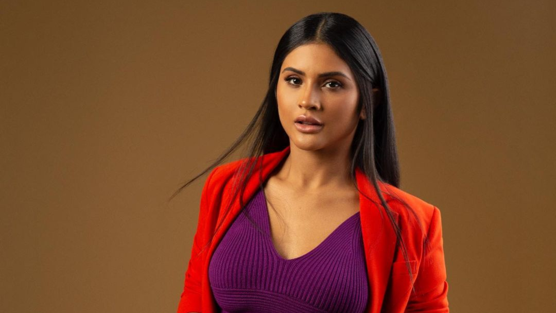 Mileide Mihaile exibe curvas poderosas em vestido brilhante com fenda caprichada