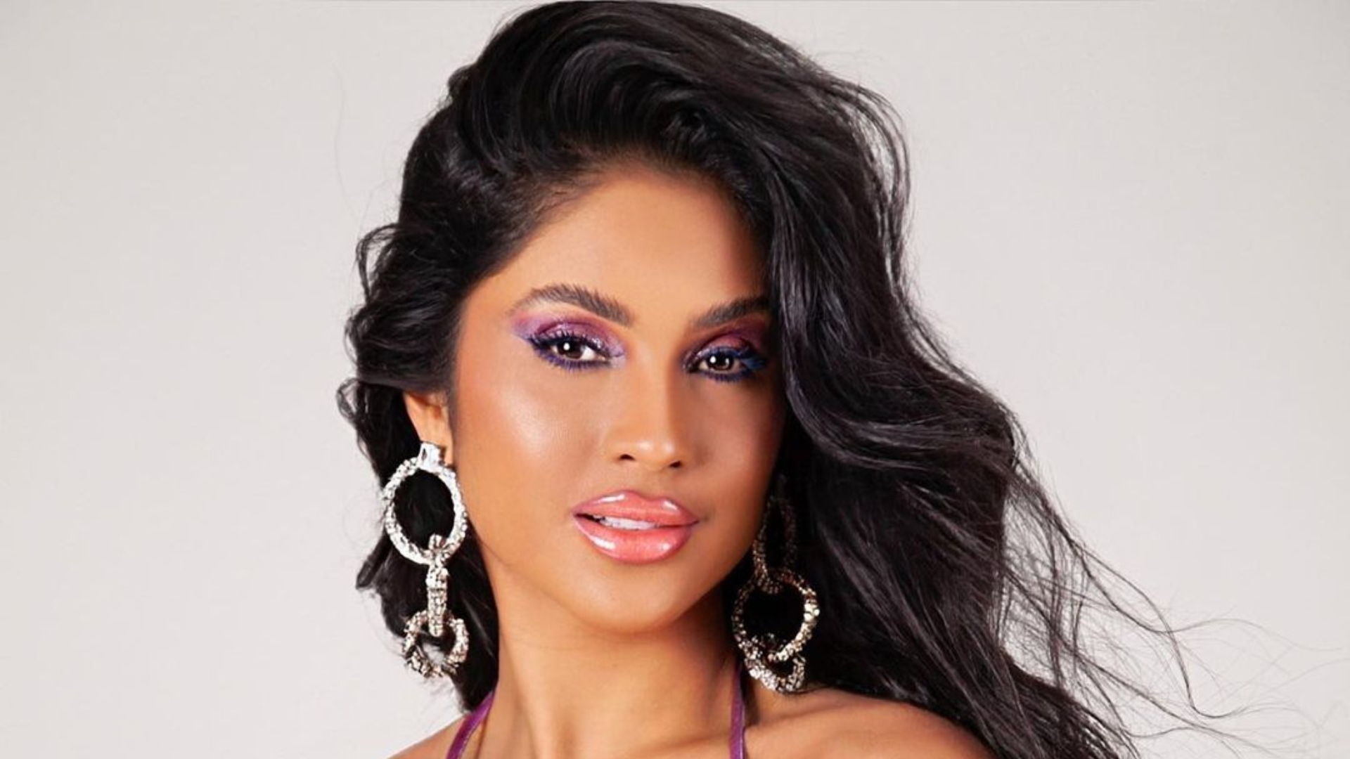 Mileide Mihaile usa decote ousado e quase mostra demais