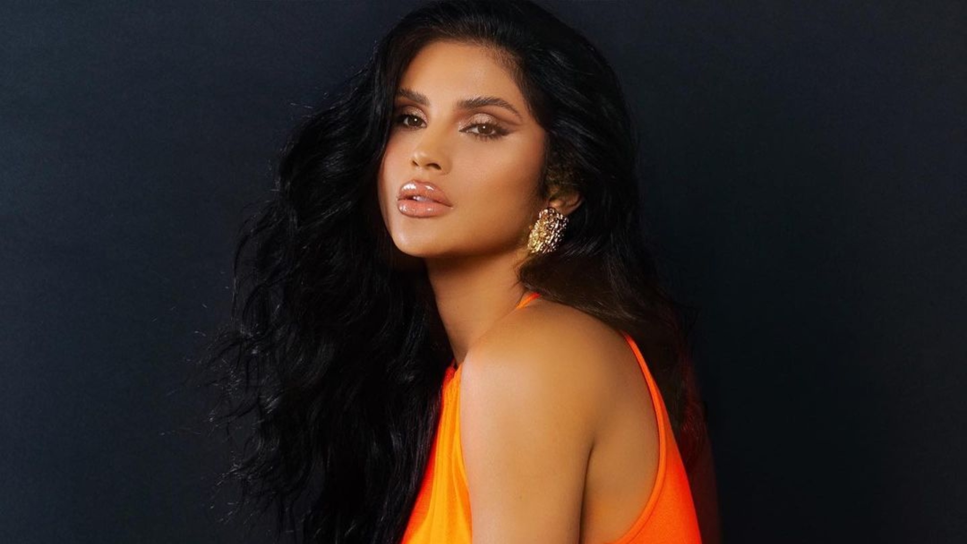 Mileide Mihaile exibe decote caprichado com lingerie de renda