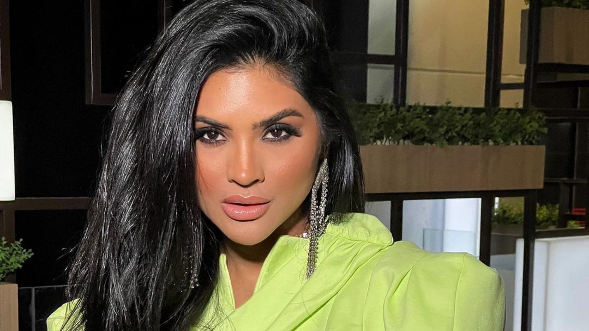Mileide Mihaile abre o blazer ao máximo e deixa lingerie à mostra