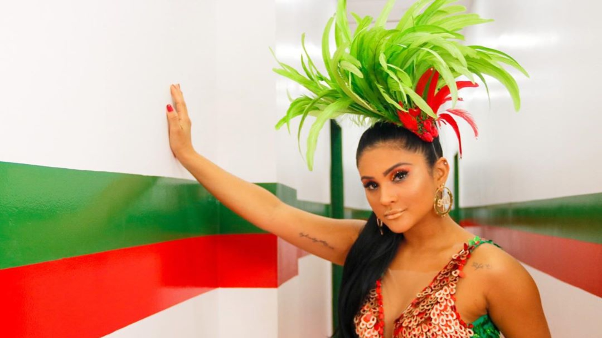 Mileide Mihaile se joga em super decote para ensaio de Carnaval