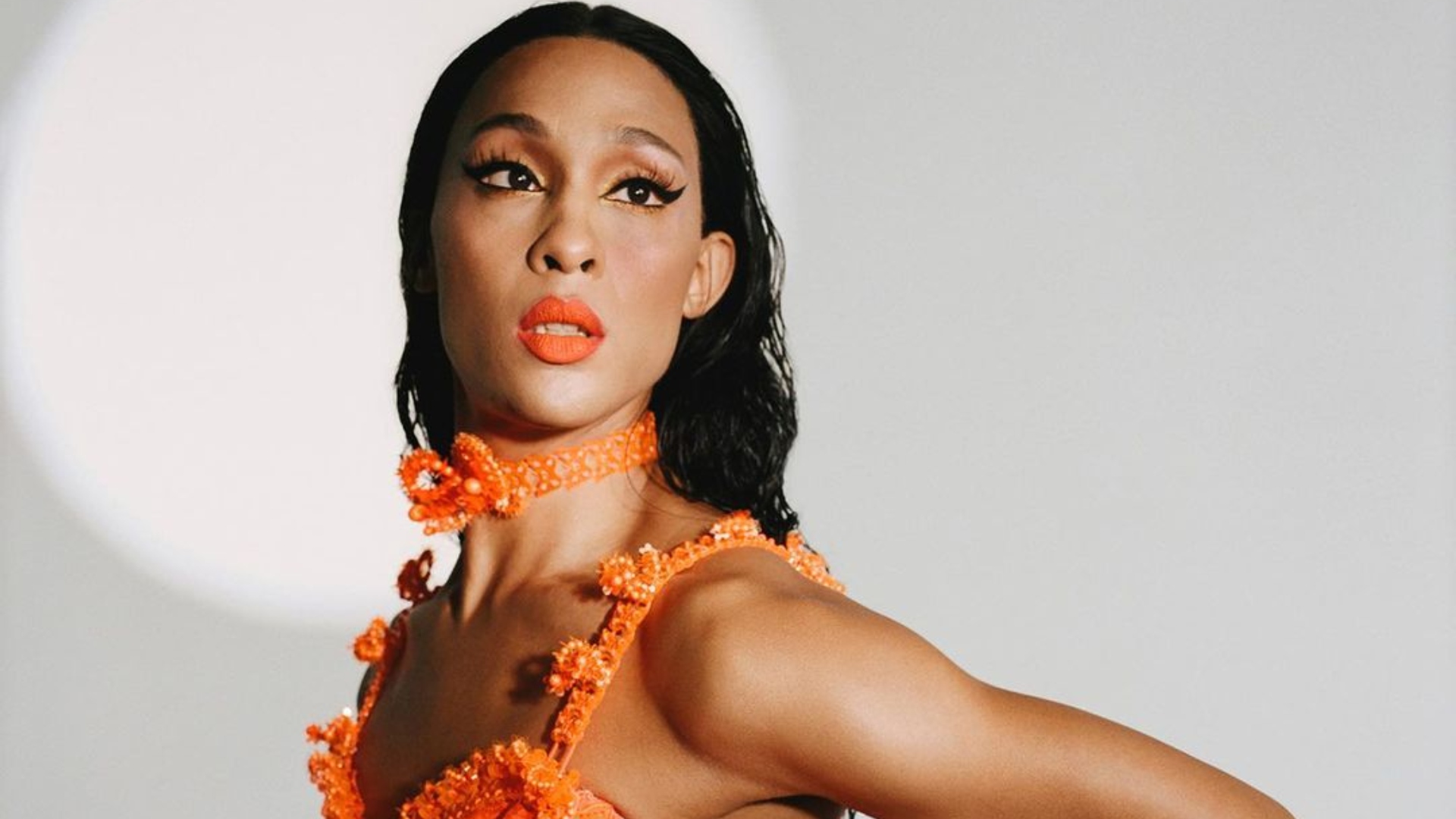 Mj Rodriguez, estrela de ‘Pose’, é a primeira atriz trans a ganhar um Globo de Ouro