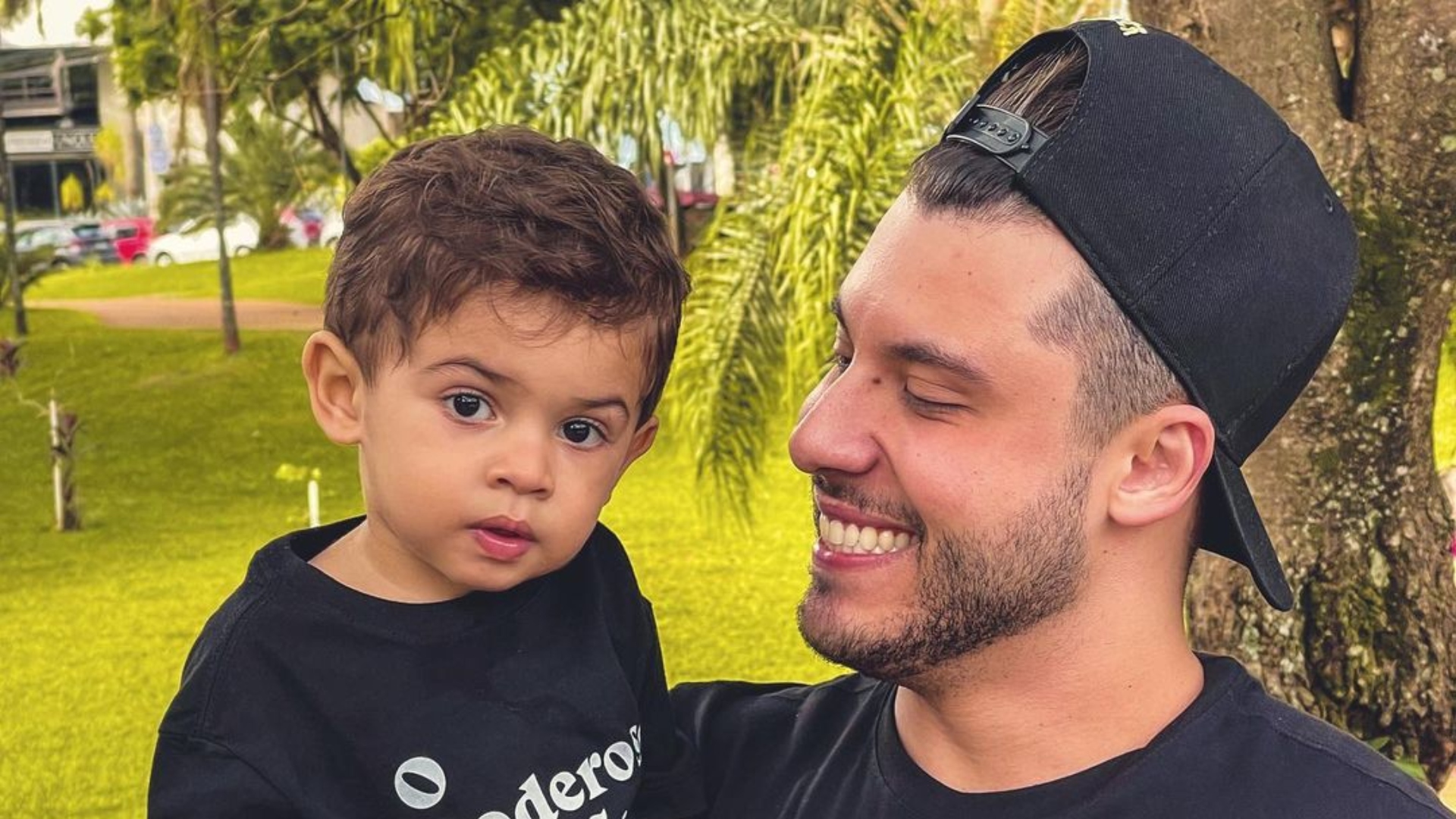 Murilo Huff e Léo se divertem com tintas em uma tarde de sol: “Hora de fazer bagunça”