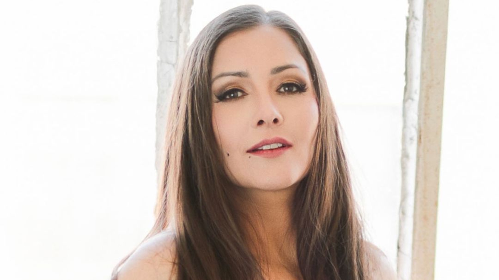 Nana Gouvea sensualiza com body cavadíssimo