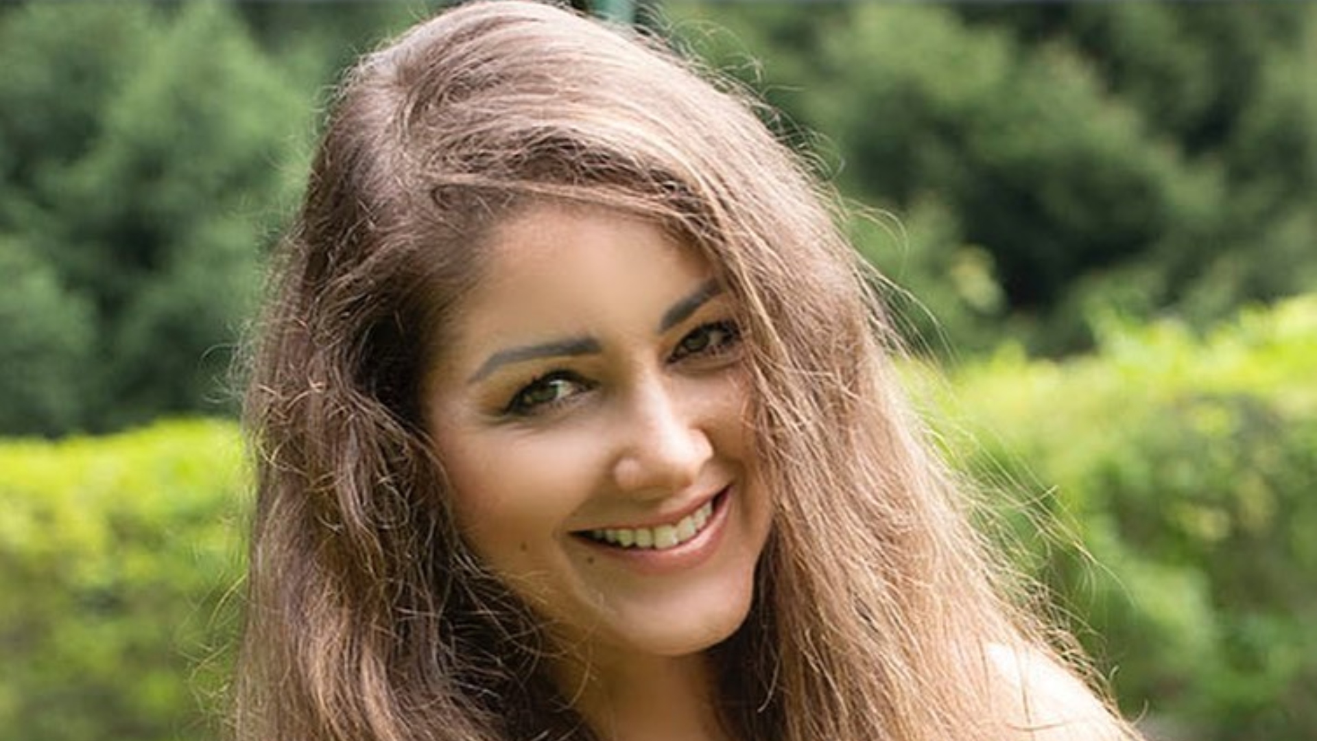 Nana Gouvea faz topless e exibe calcinha minúscula