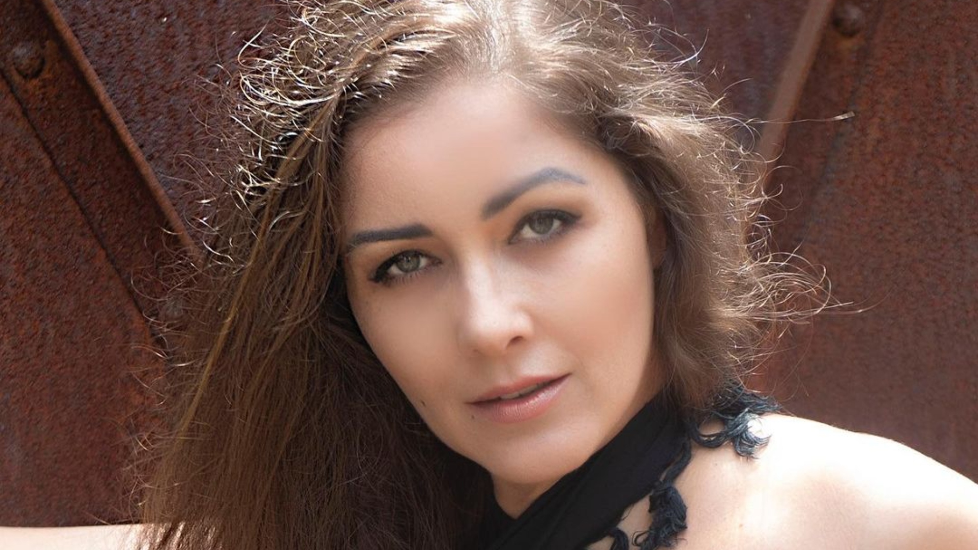 Nana Gouvea dispensa parte de baixo no look e quase mostra o bumbum