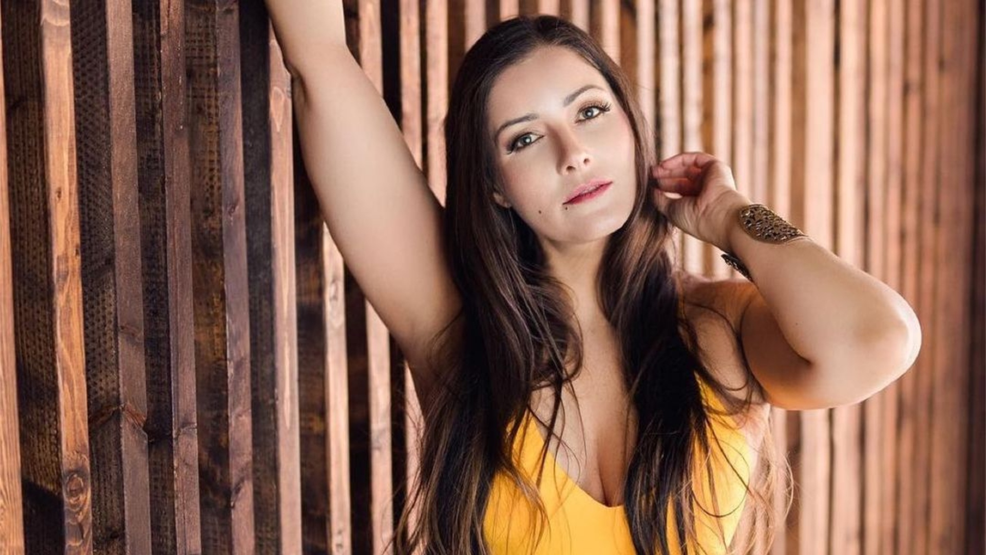 Nana Gouvea sensualiza com lingerie rosa