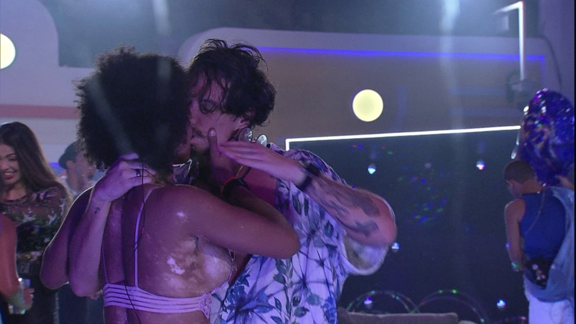 BBB22: Natália e Eliezer trocam beijos quentes na Festa