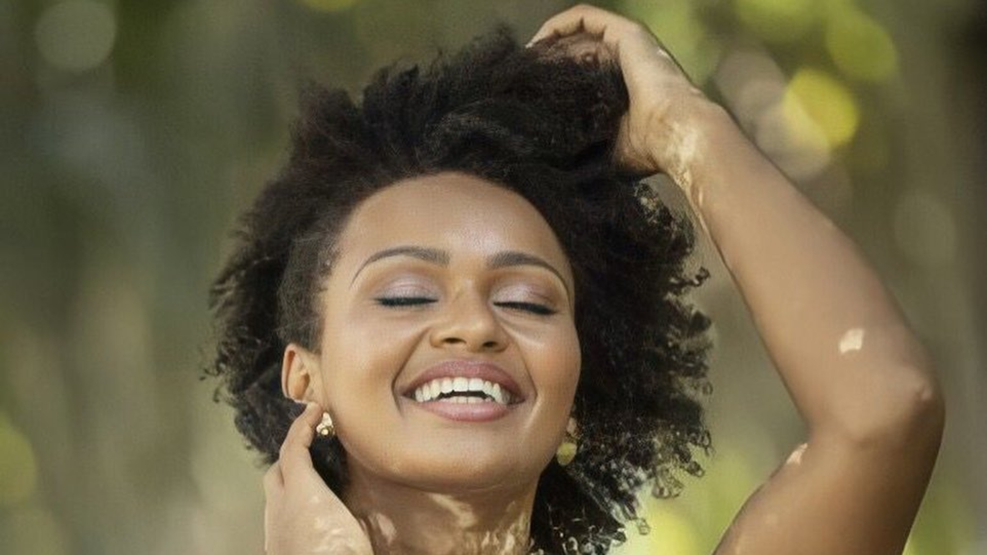 Ex-BBB Natália Deodato alisa o cabelo e surge completamente diferente