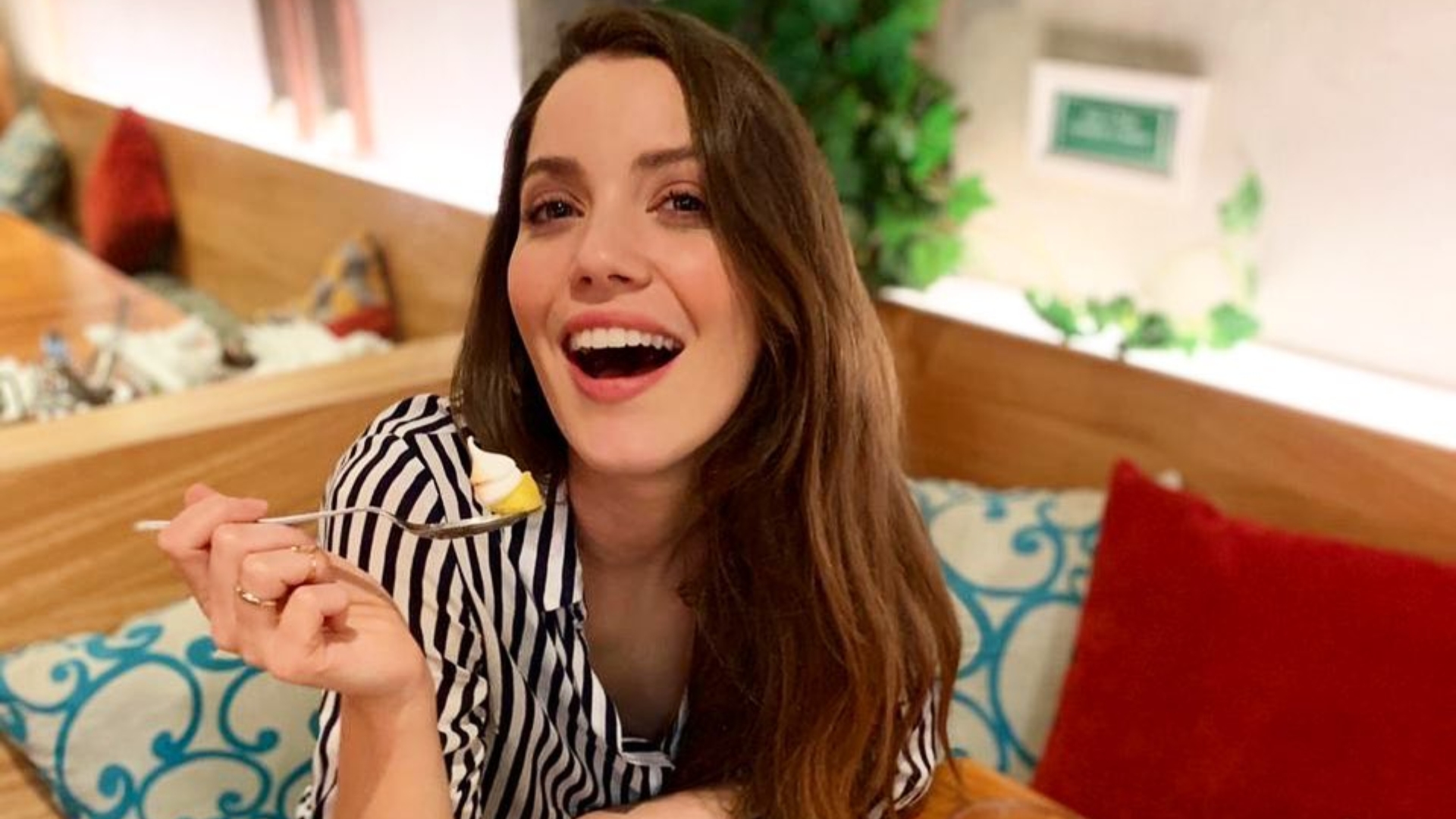 Após curtir o sol, Nathalia Dill é flagrada saindo da praia de Ipanema com camisa de manga longa