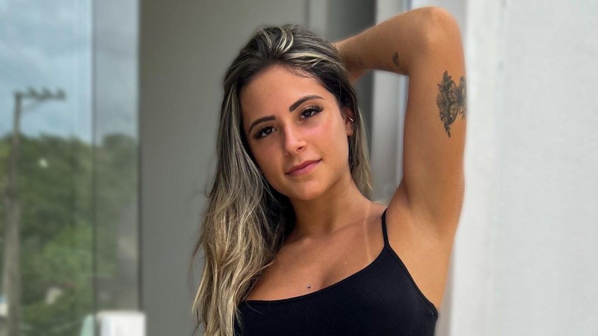 Nathalia Valente, musa do TikTok, se arrepende de tatuagem nas costas