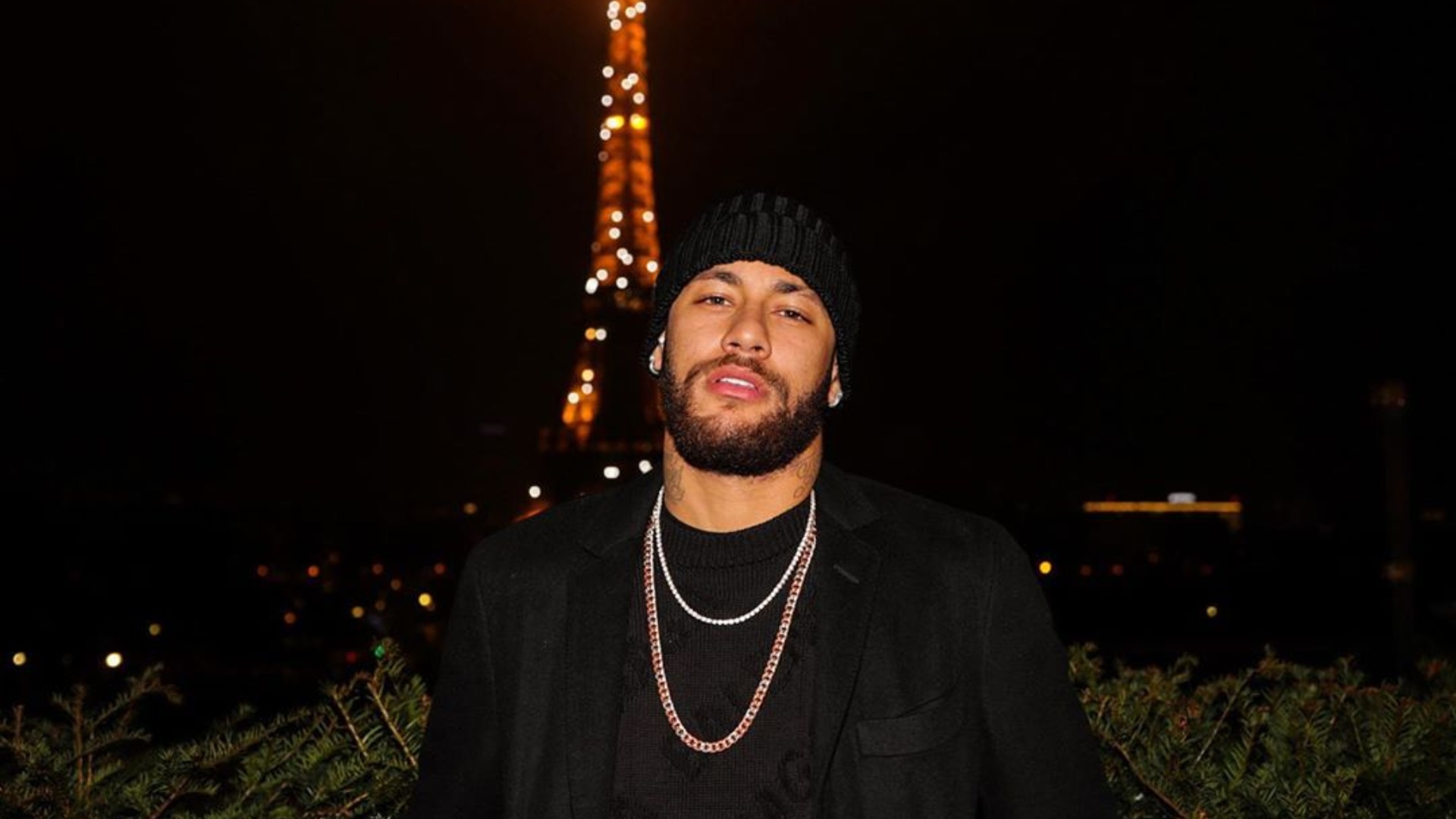 Paixão no ar? Neymar Jr. pede música romântica em live e web especula affair com cantora