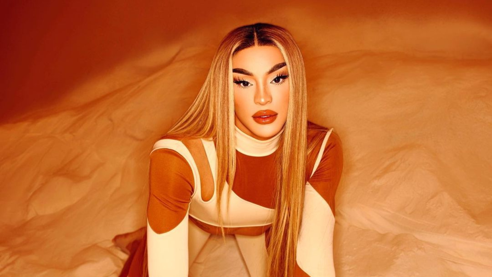Pabllo Vittar exibe bumbum empinado com calcinha minúscula