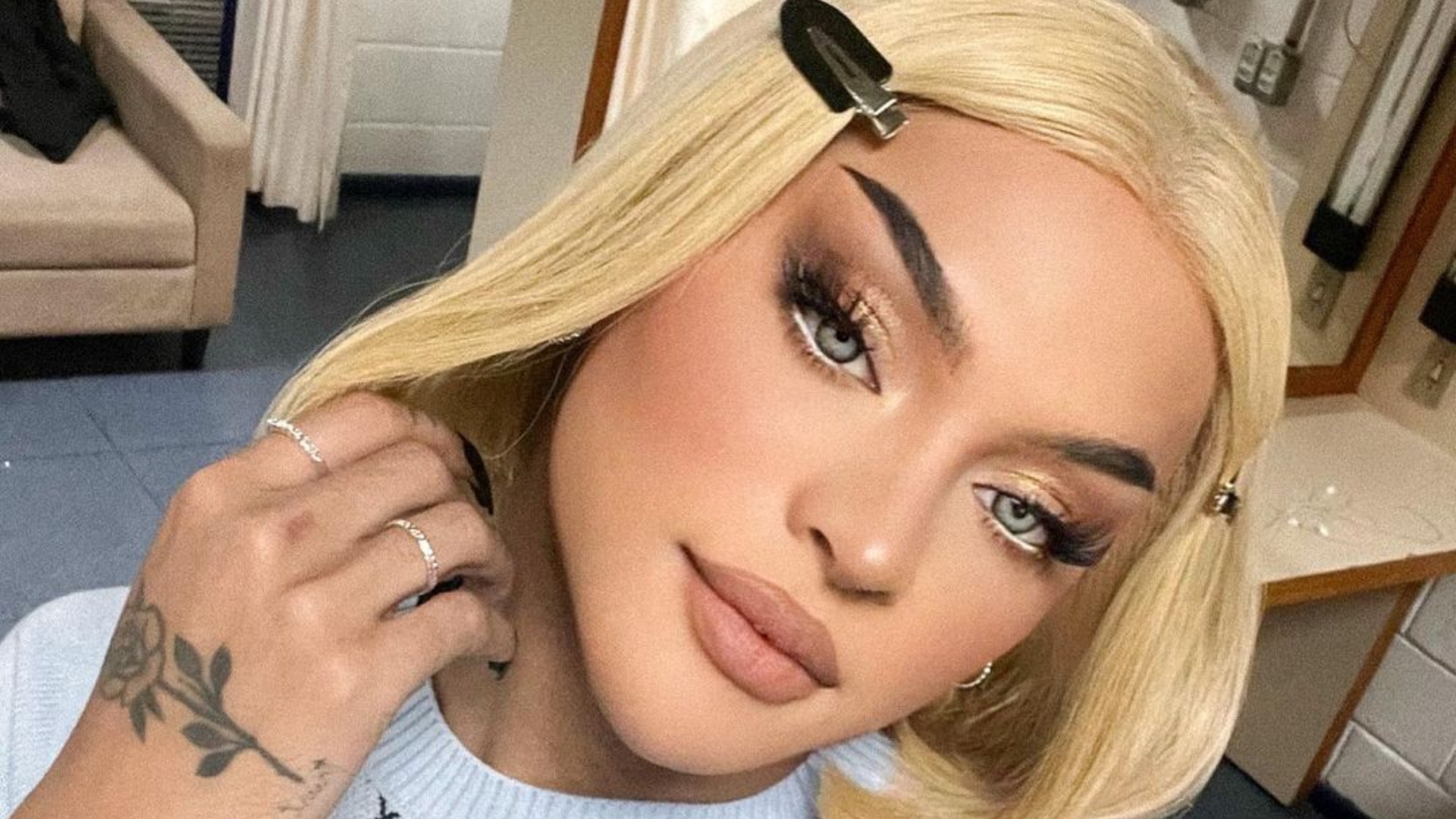 Pabllo Vittar é vista em momentos românticos com moreno tatuado