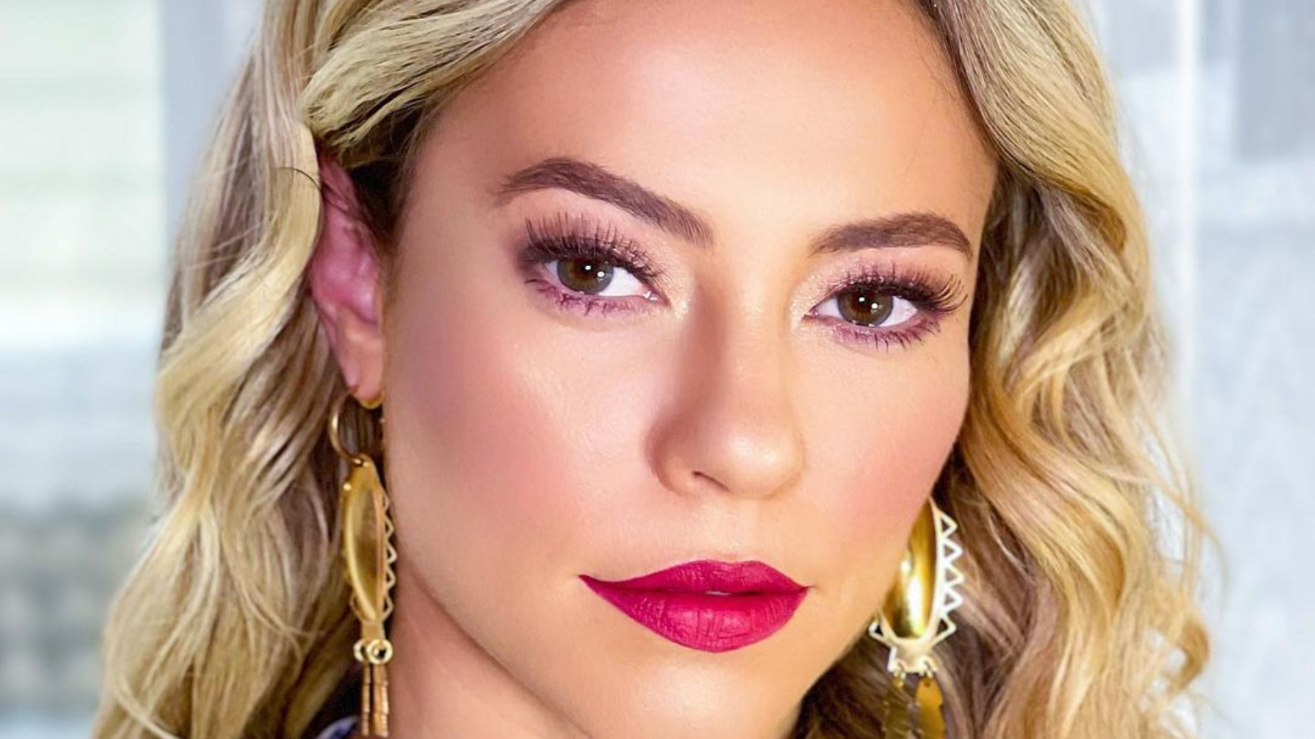 Sem calcinha, Paolla Oliveira aposta em look poderoso para curtir o show de Diogo Nogueira