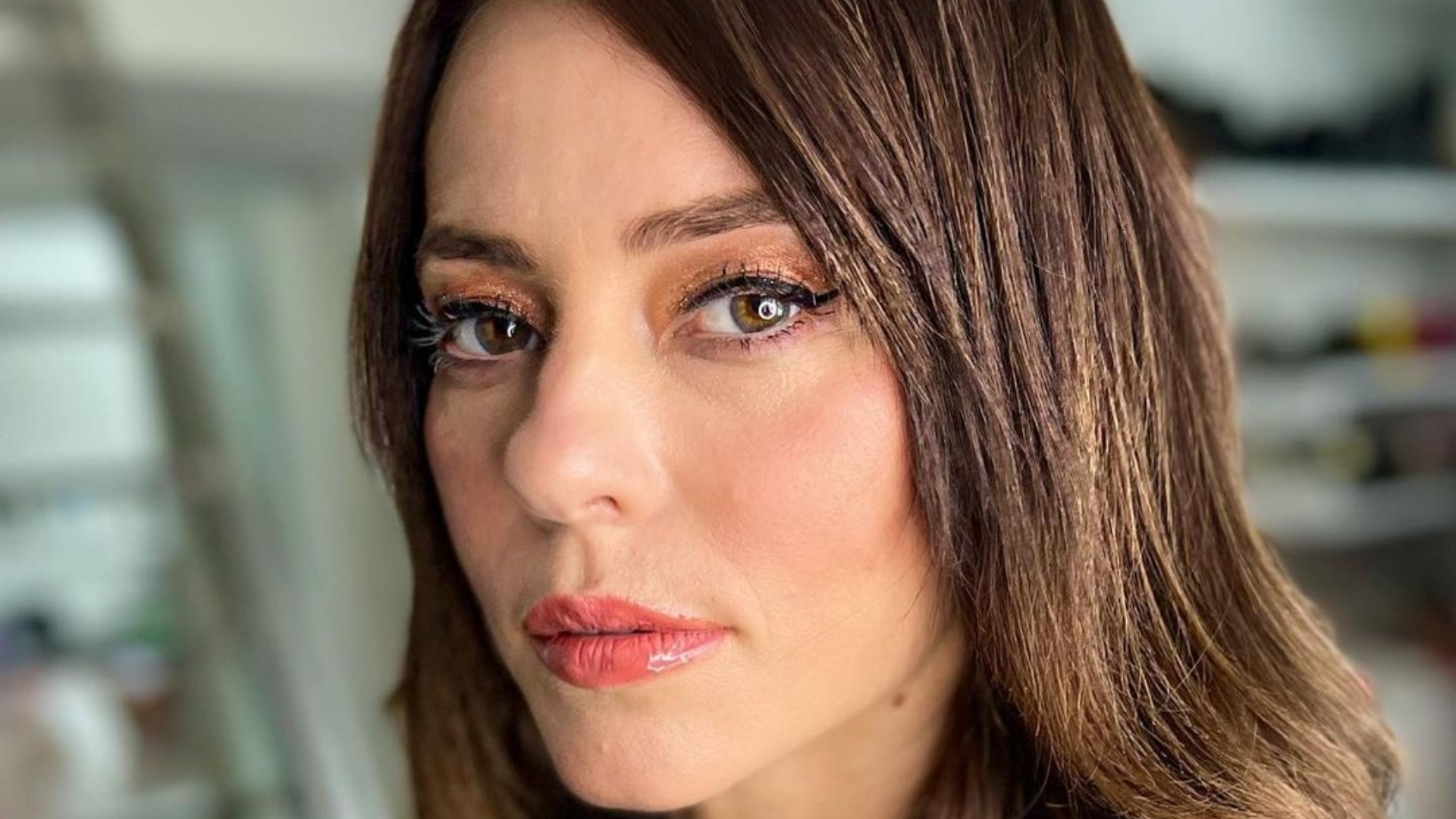 Paolla Oliveira deixa coxas saradas à mostra com vestido com fendas poderosas