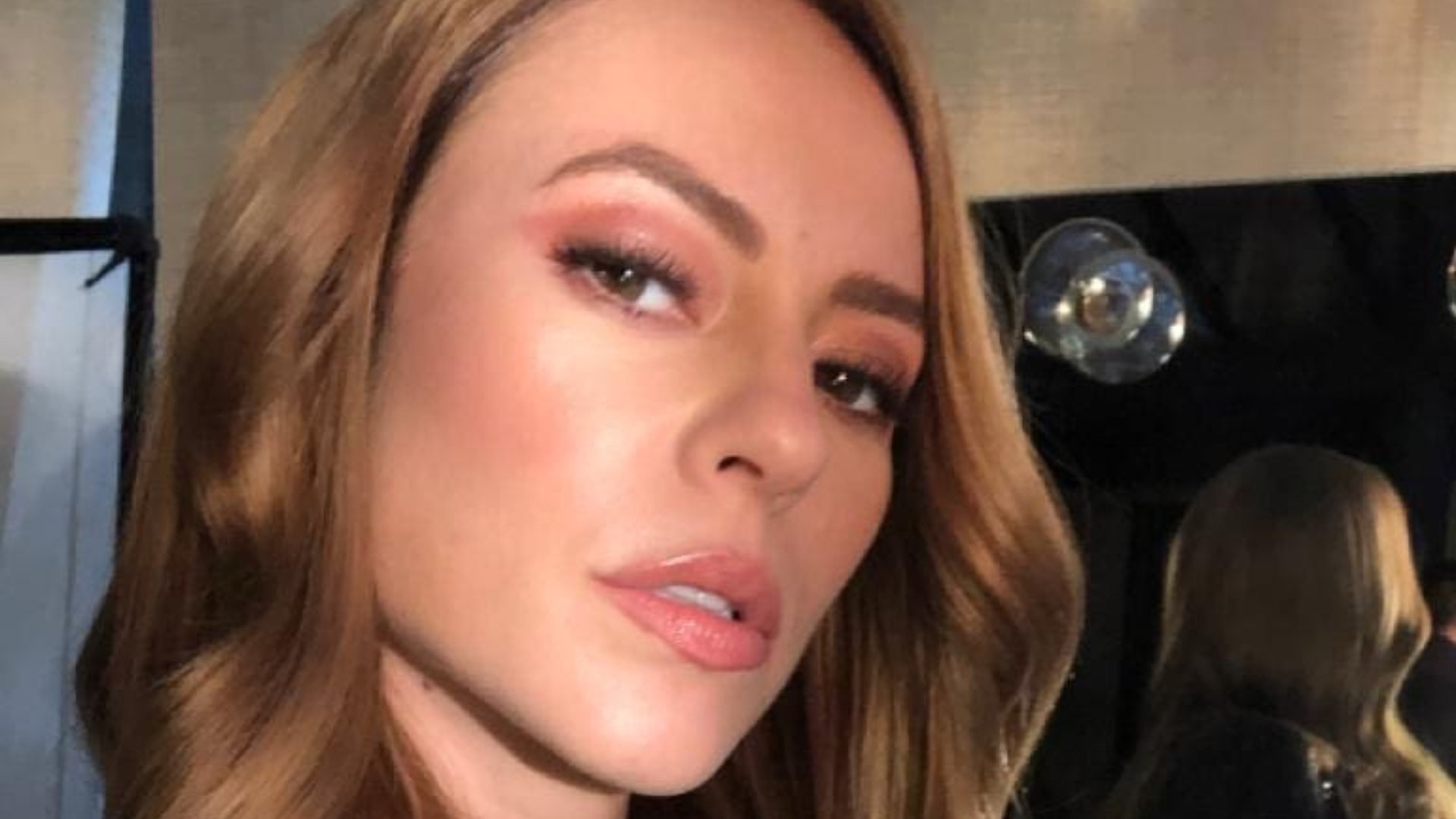 Paolla Oliveira capricha em fenda e faz sucesso com curvas perfeitas