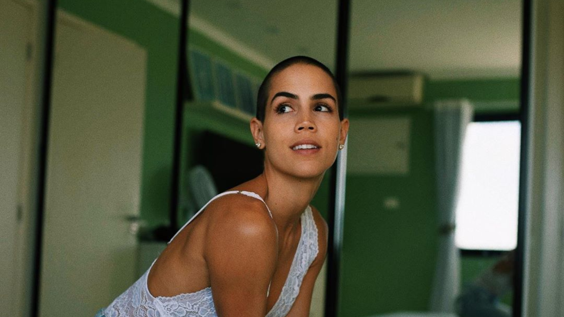 Pérola Faria fala sobre desafio de raspar a cabeça para viver personagem em novela da Record TV: ”Amo mudar”