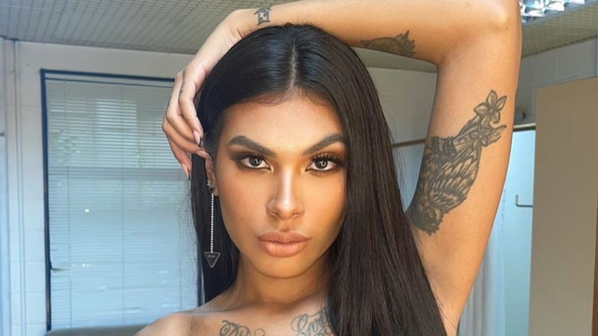 Pocah exibe corpão em conjunto de lingerie brilhante