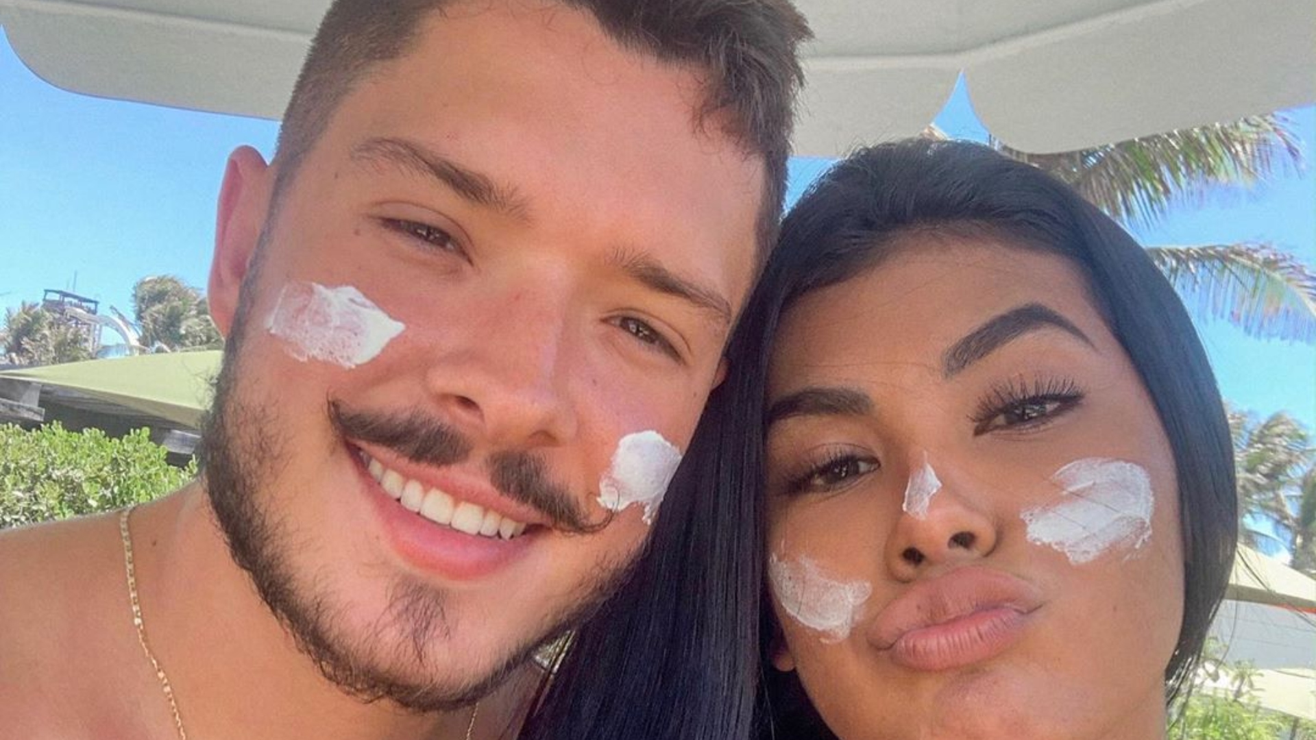 Pocah comemora mais um mês de namoro ao lado de Roman Souza: “Te amo demais”