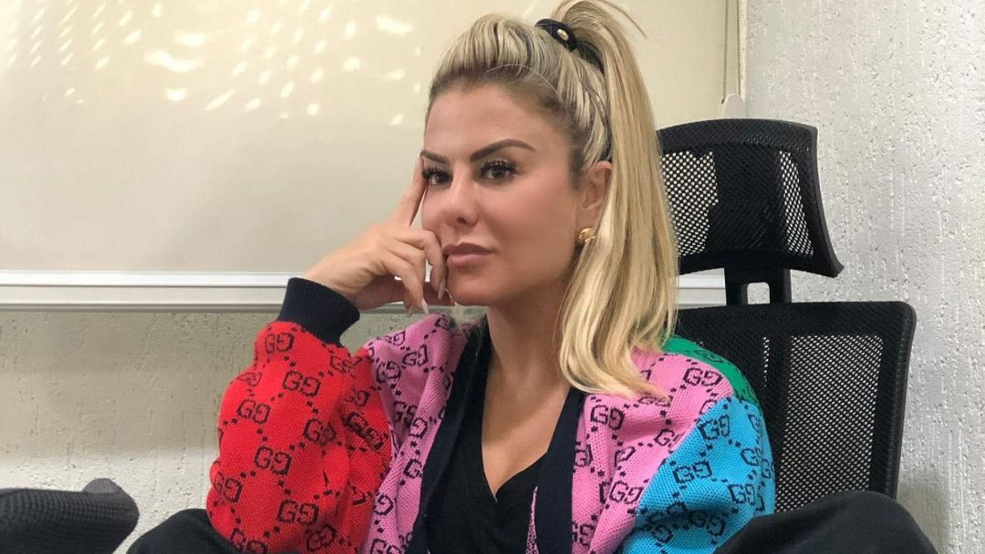 Esposa de Leonardo chora muito ao falar sobre falecimento na família: “Está acabando comigo”