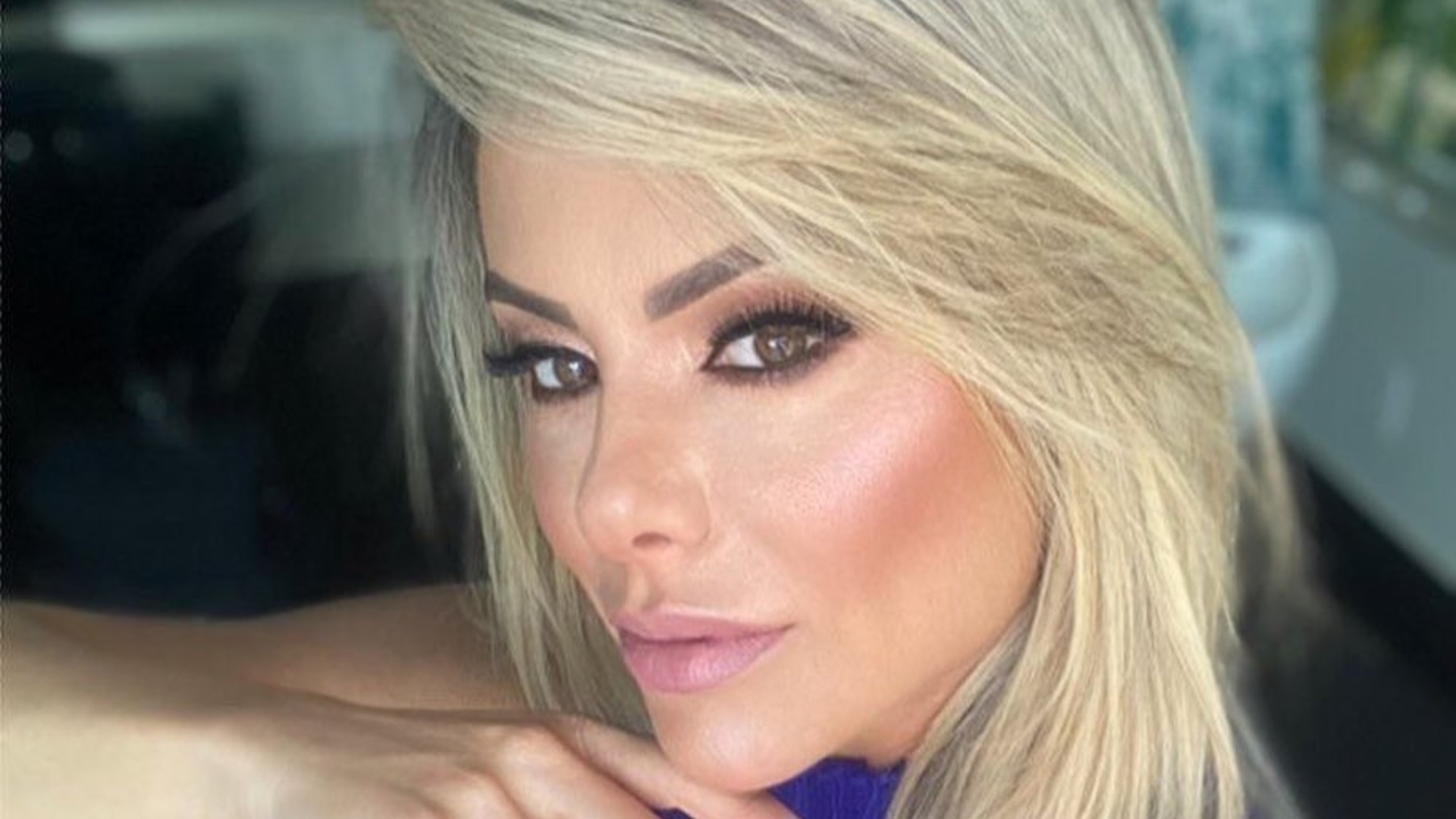 Esposa de Leonardo, Poliana Rocha deixa calcinha à mostra em jantar