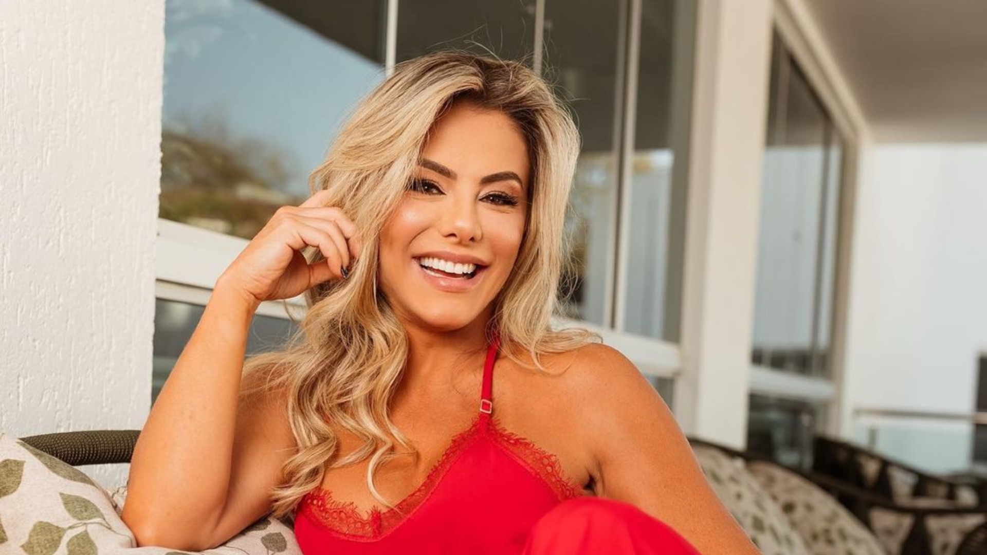 Poliana Rocha exibe bumbum arrebitado com calcinha fio-dental
