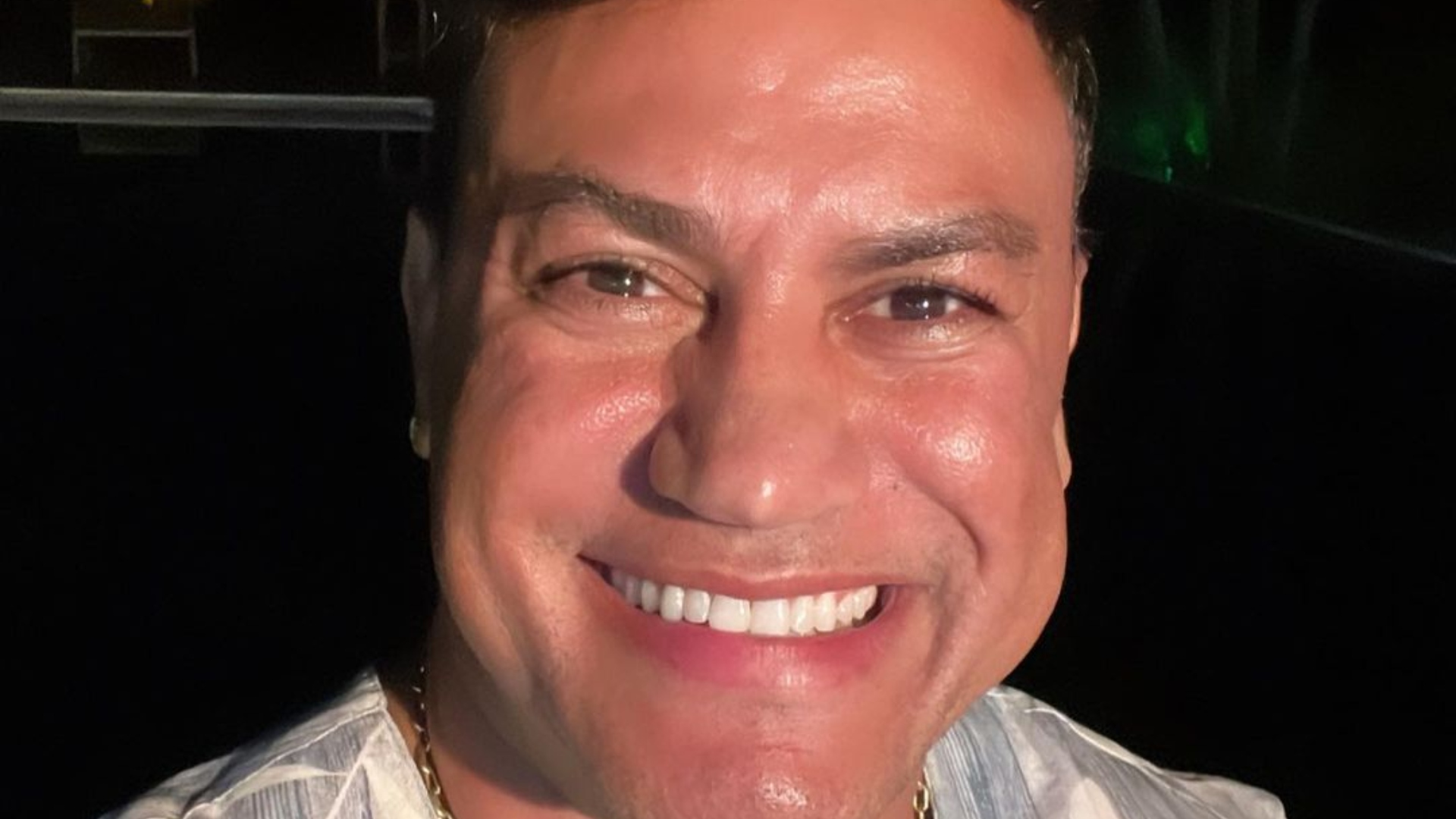 Popó Freitas dá beijo no rosto do namorado do filho