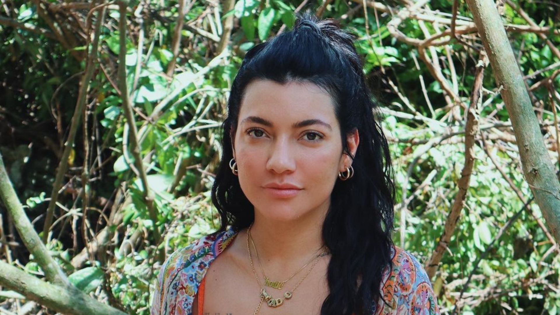 Gabi Prado faz topless e deixa seios à mostra na praia