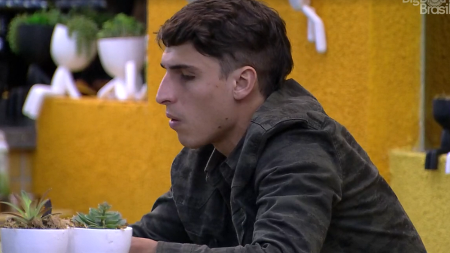 BBB20: Na Xepa, Felipe Prior reclama da louça suja e critica: “Toda vez é a mesma pessoa”