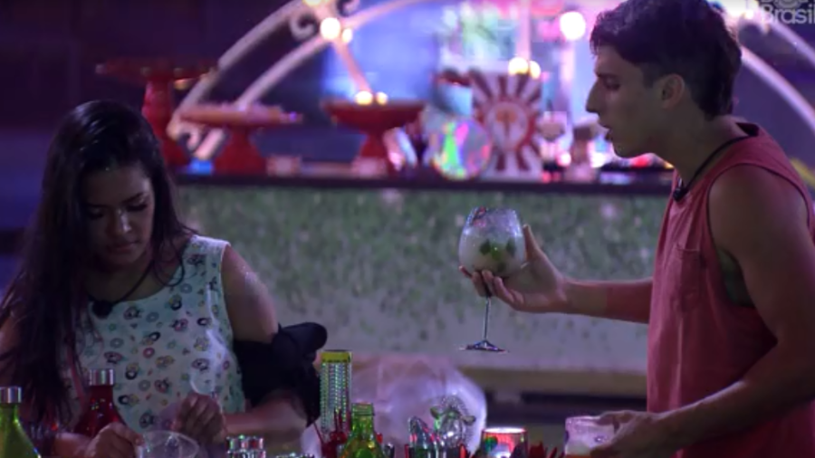 BBB20: Flay se declara para Prior que responde: “Gosto de você como pessoa”